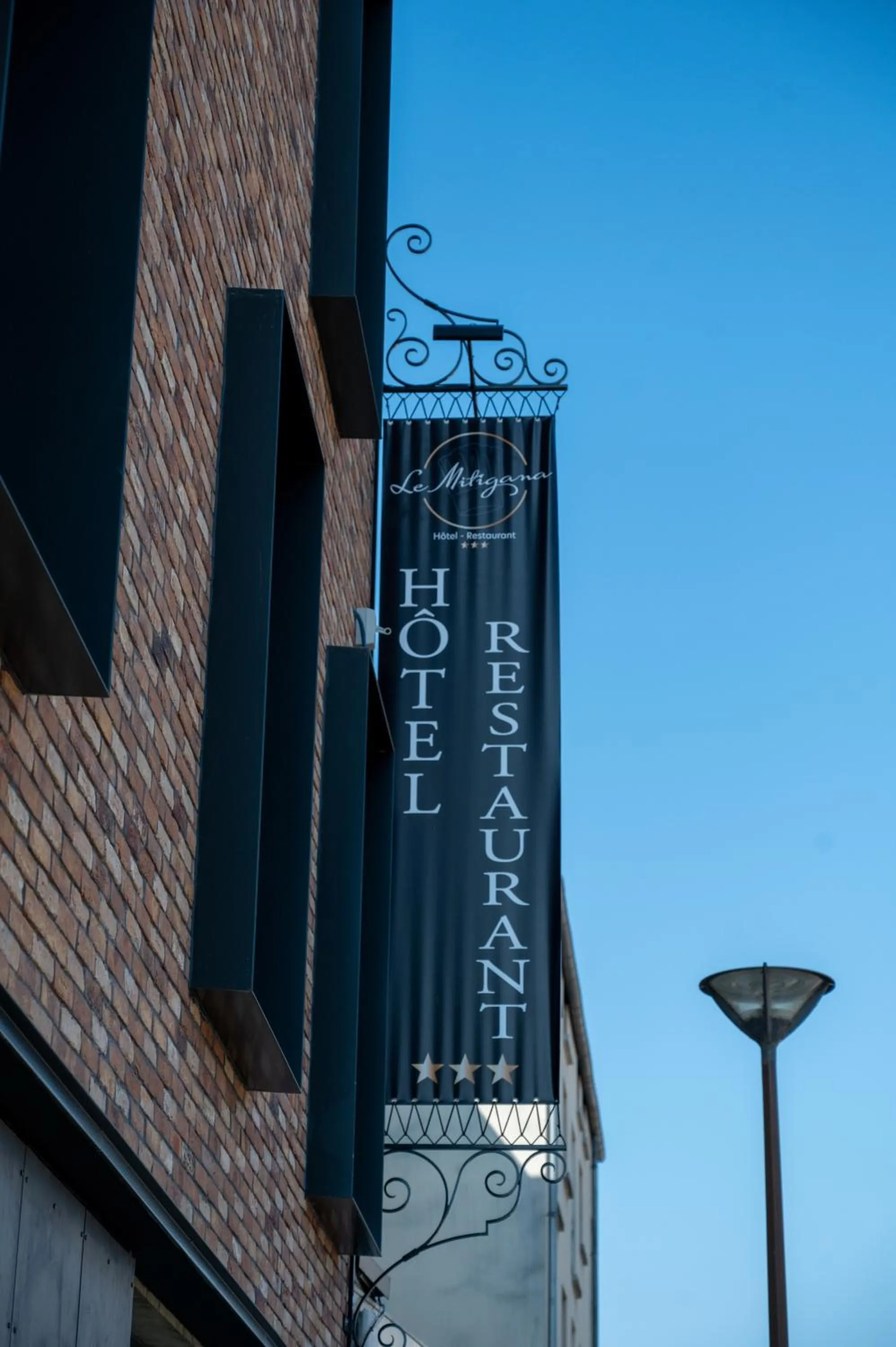 Property building in Hôtel - Restaurant Le MITIGANA