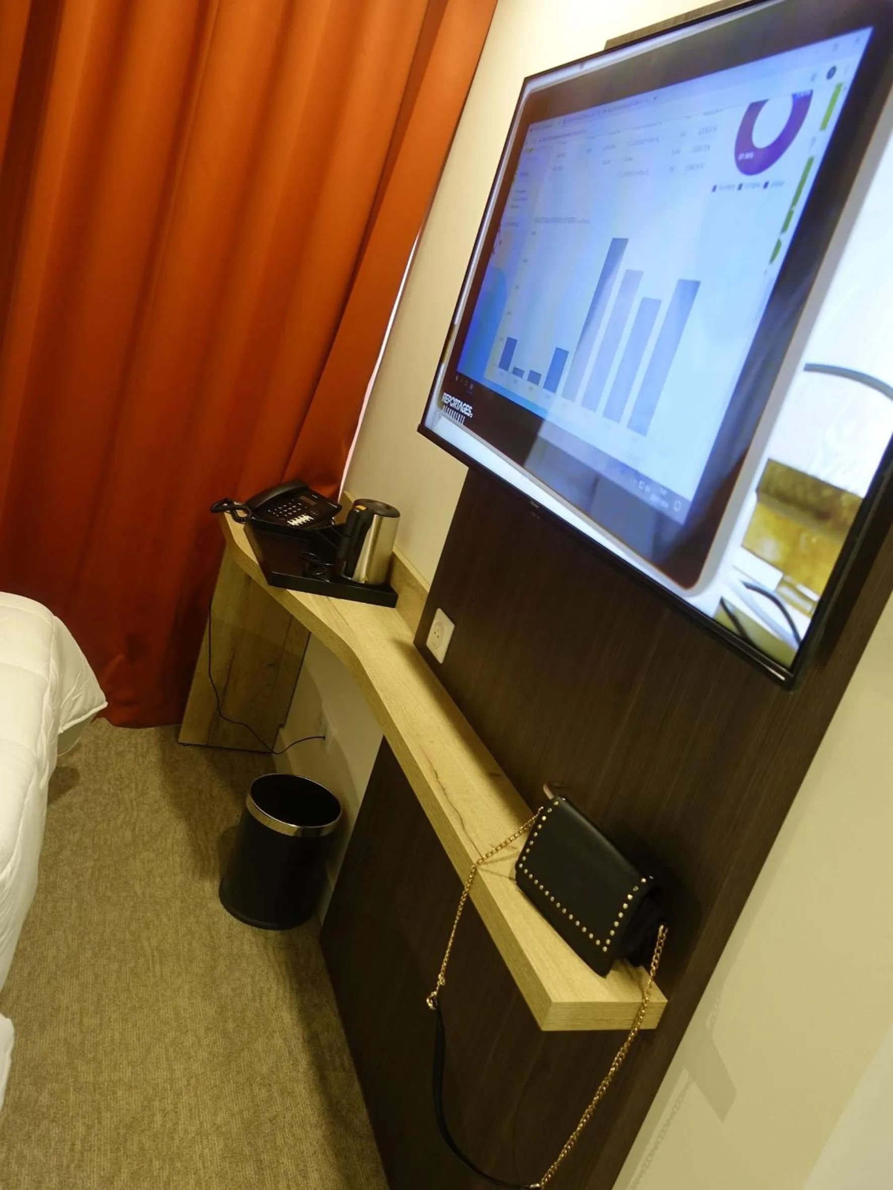 TV and multimedia in Hôtel - Restaurant Le MITIGANA