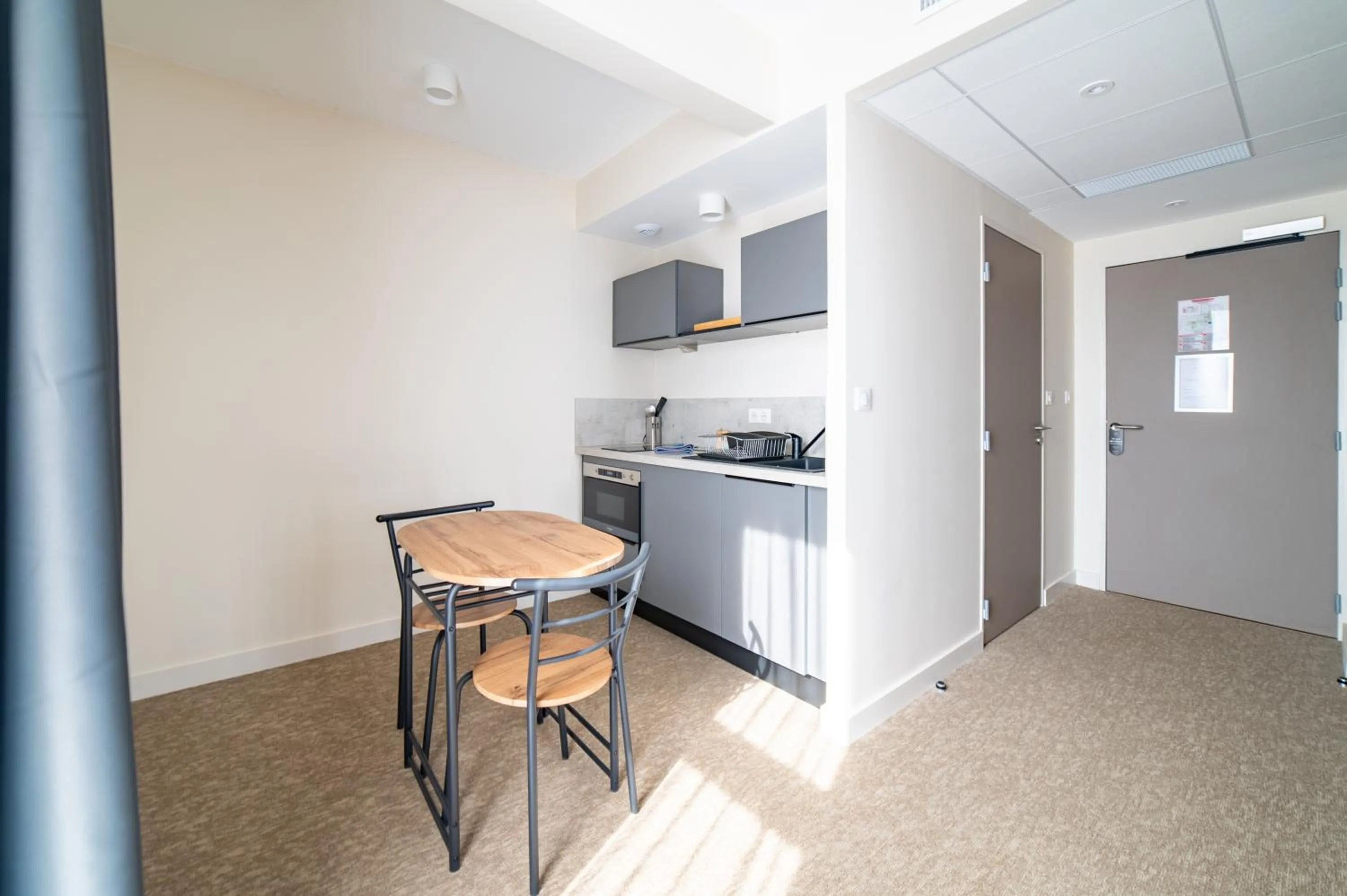 Kitchen or kitchenette in Hôtel - Restaurant Le MITIGANA