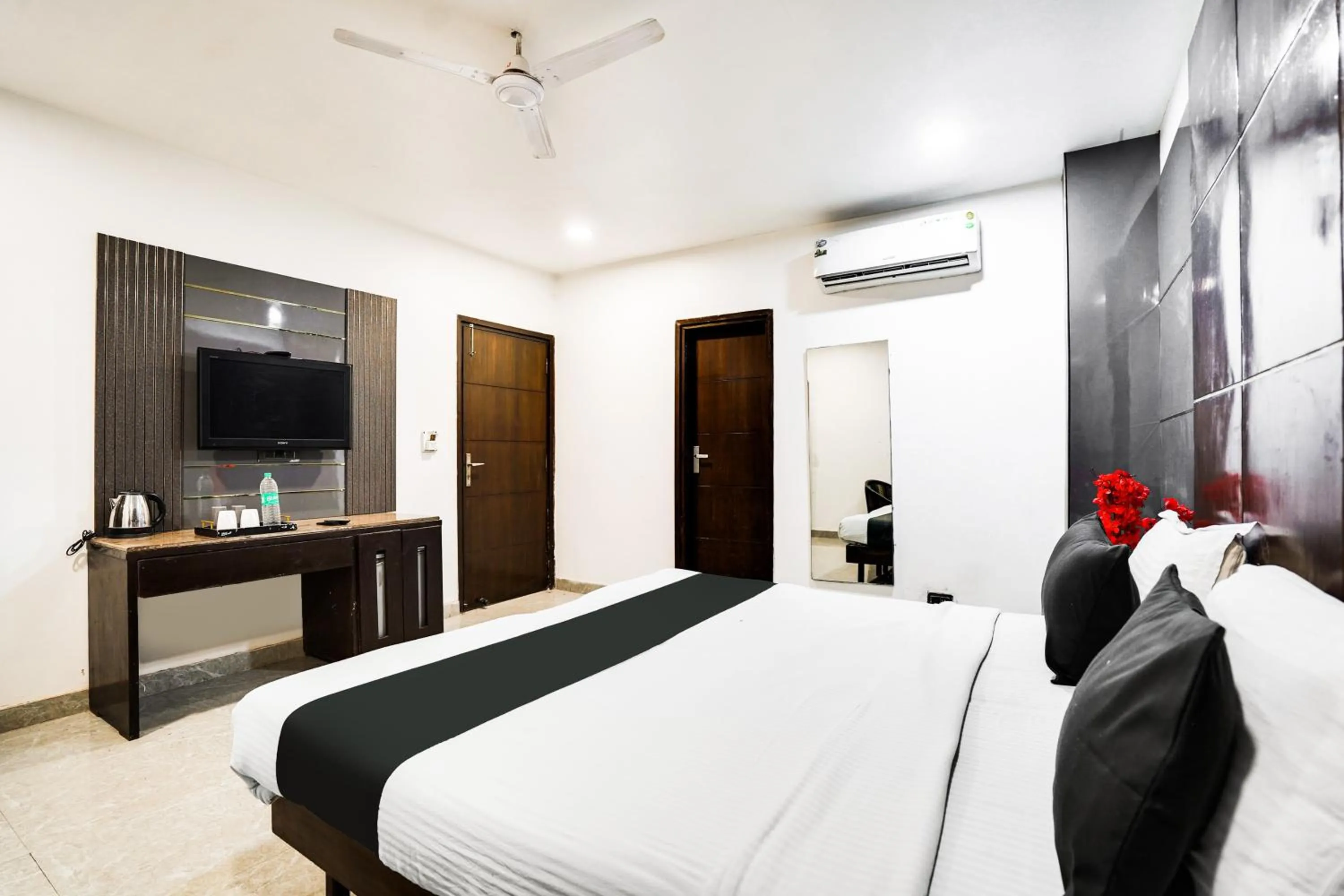 Bedroom, Bed in Super Hotel O Grand Peepal