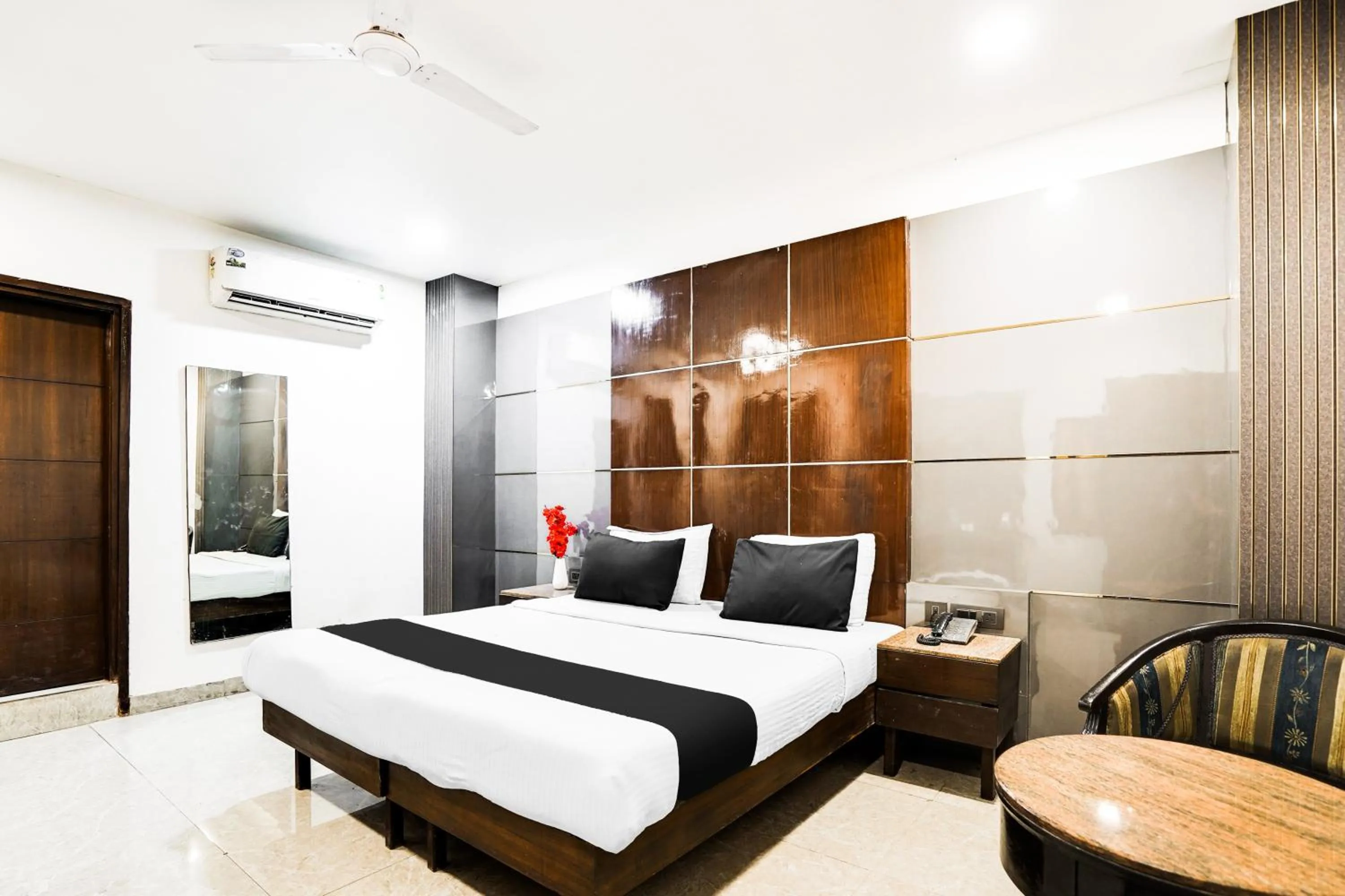 Bedroom, Bed in Super Hotel O Grand Peepal