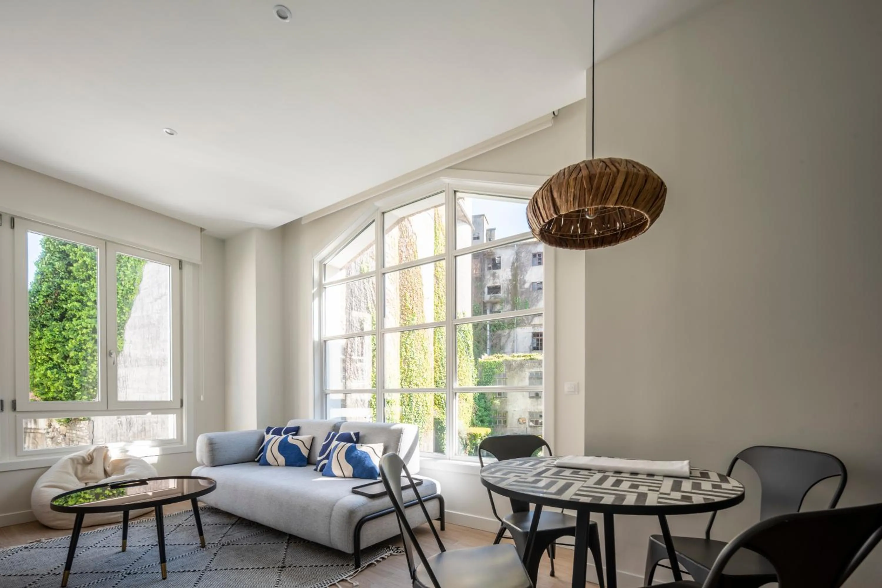 Living room, Bed in Bow Homes by Como en Casa