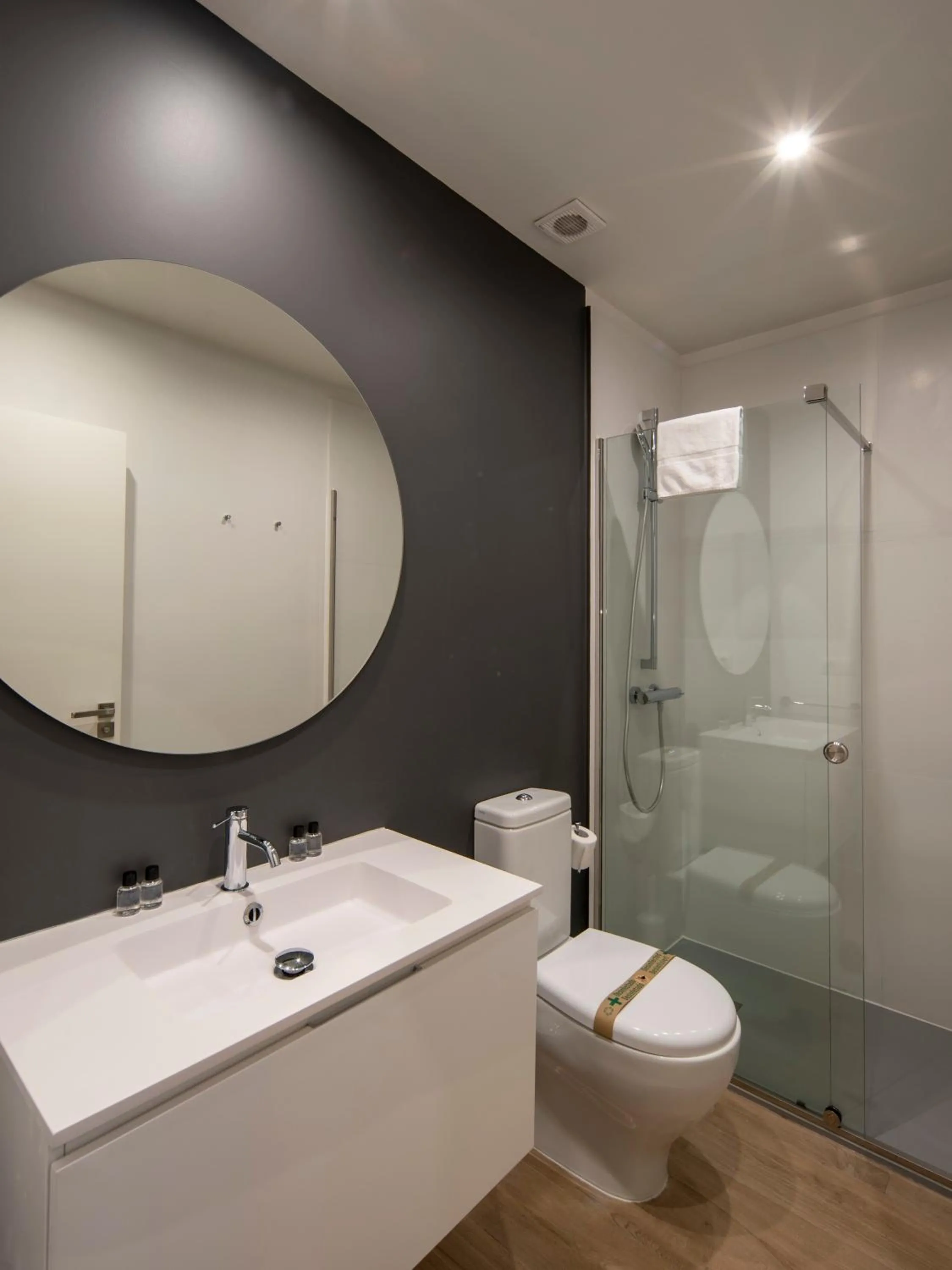 Bathroom in Bow Homes by Como en Casa