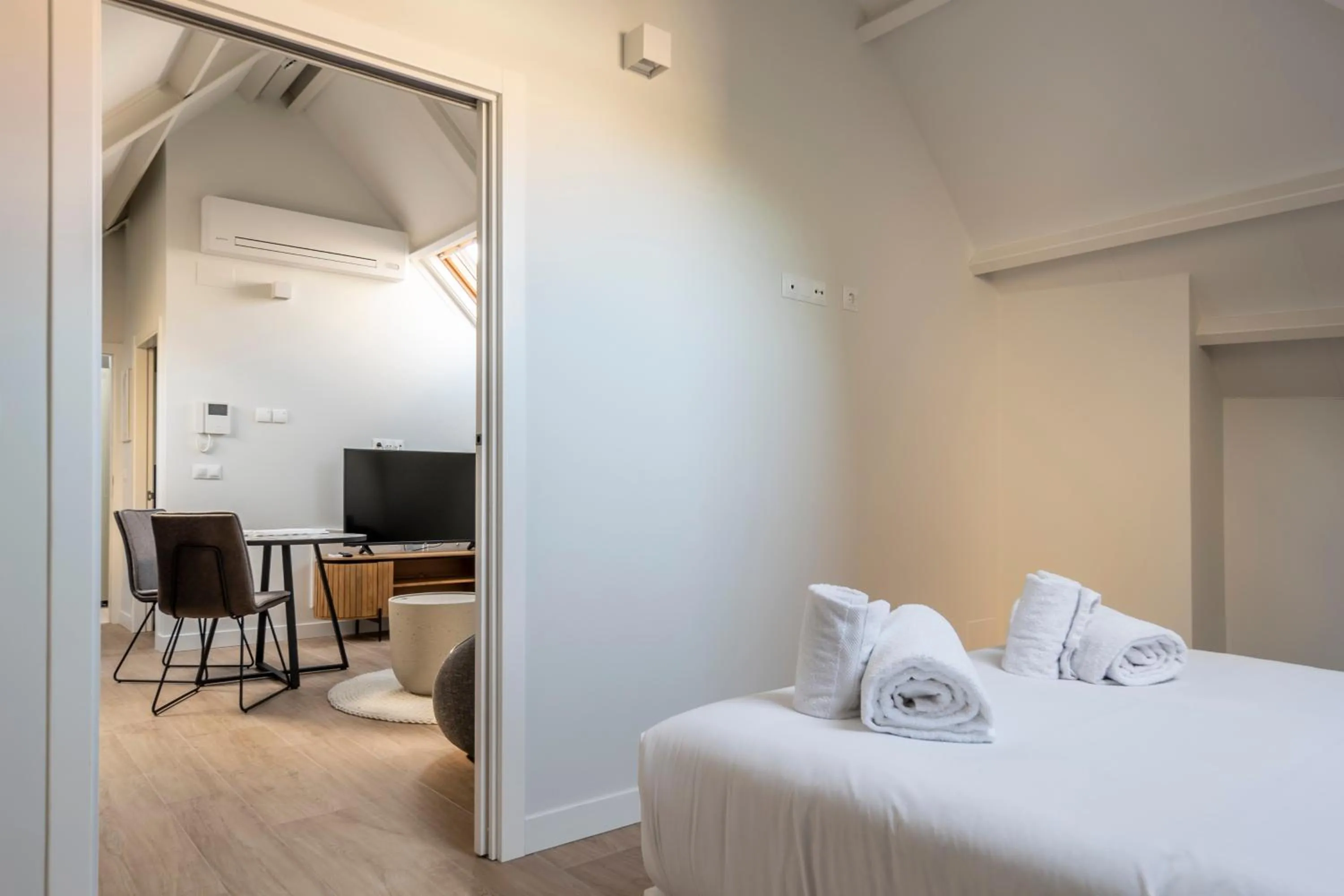 Bed in Bow Homes by Como en Casa