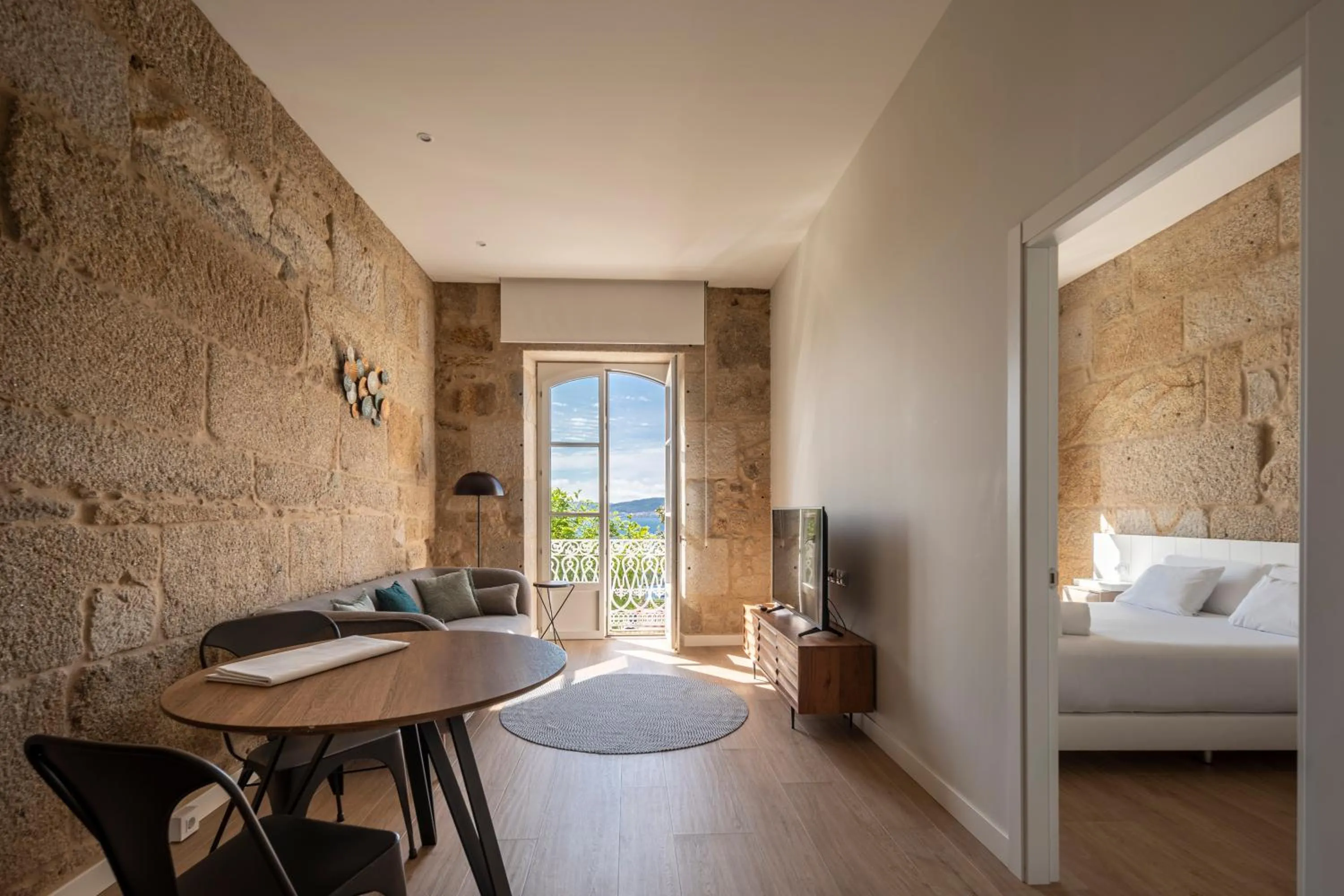 Living room, Bed in Bow Homes by Como en Casa