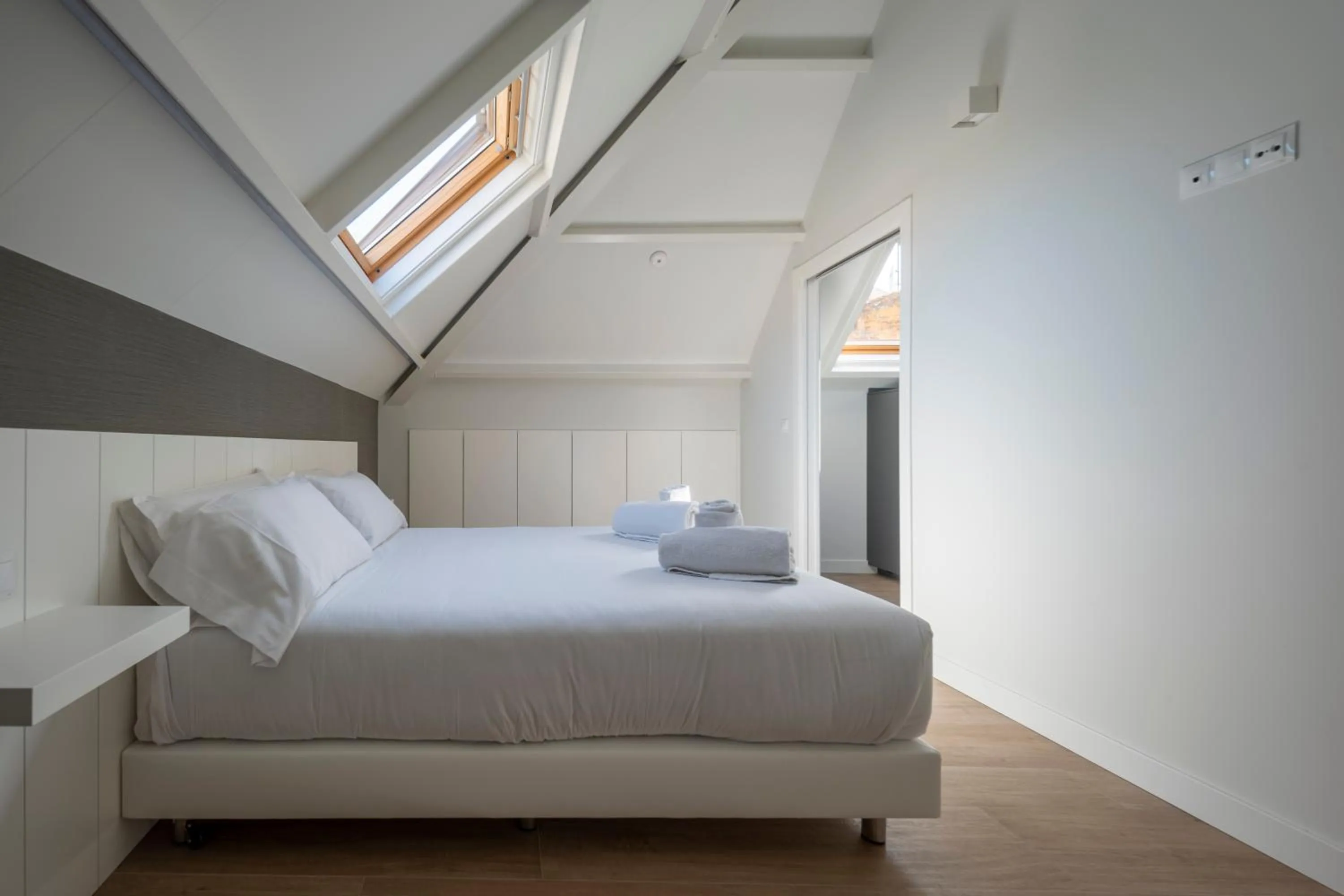 Bed in Bow Homes by Como en Casa