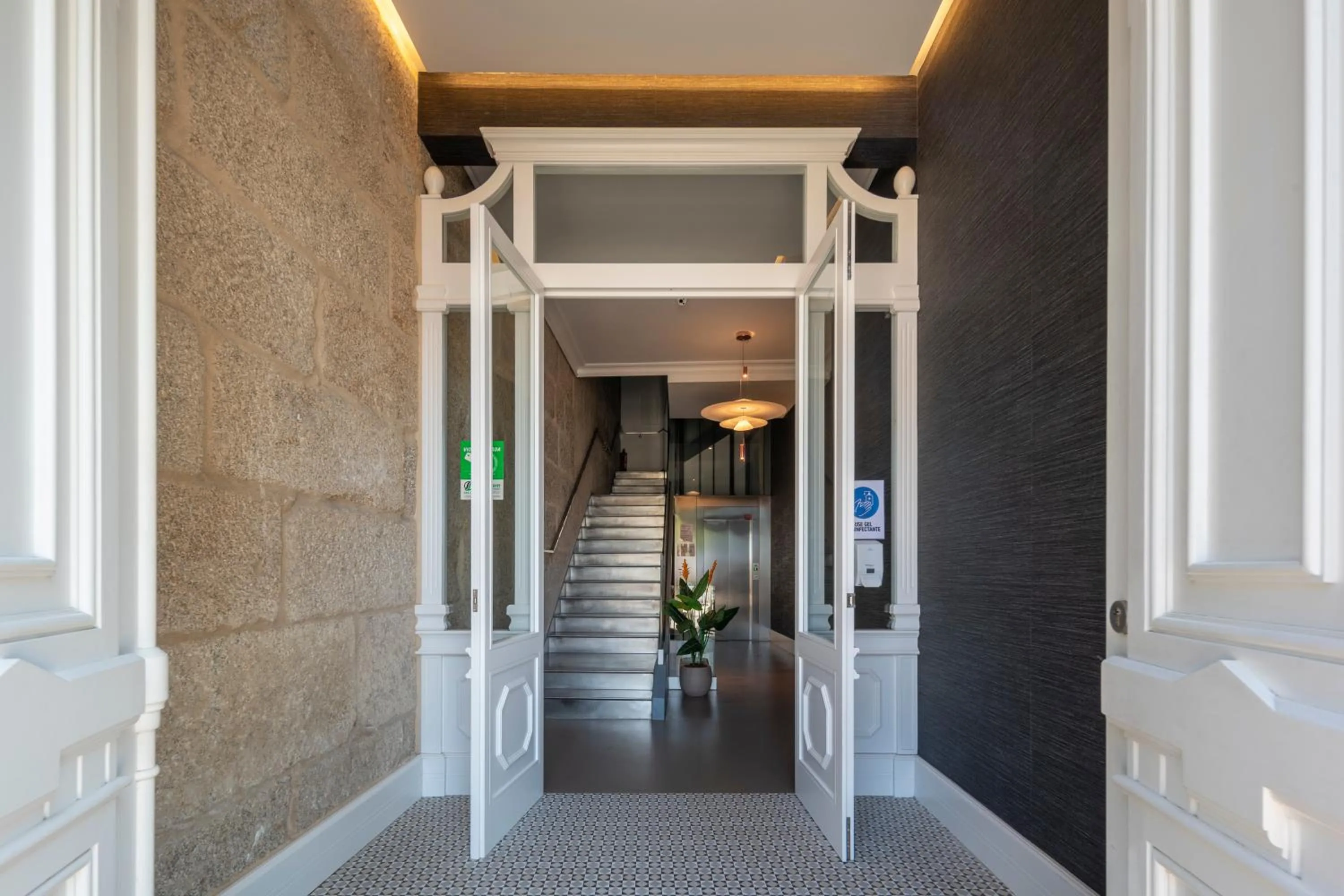 Facade/entrance in Bow Homes by Como en Casa
