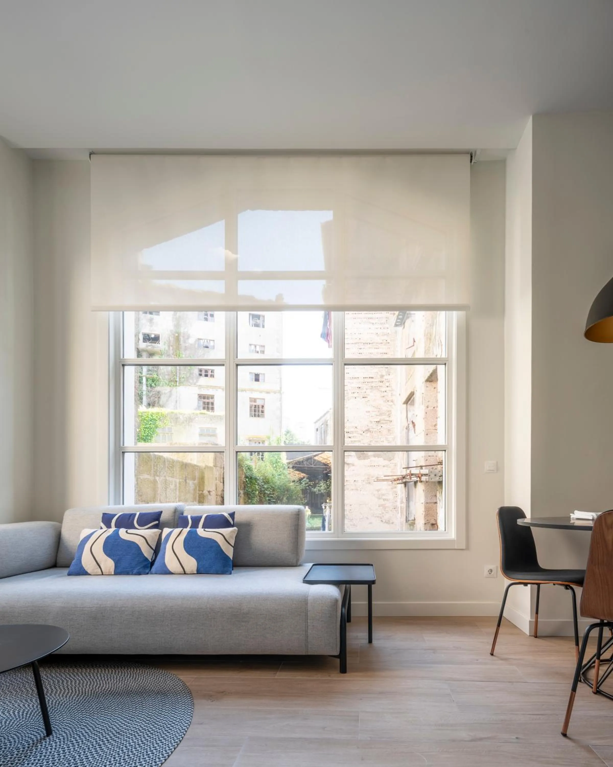 Living room in Bow Homes by Como en Casa