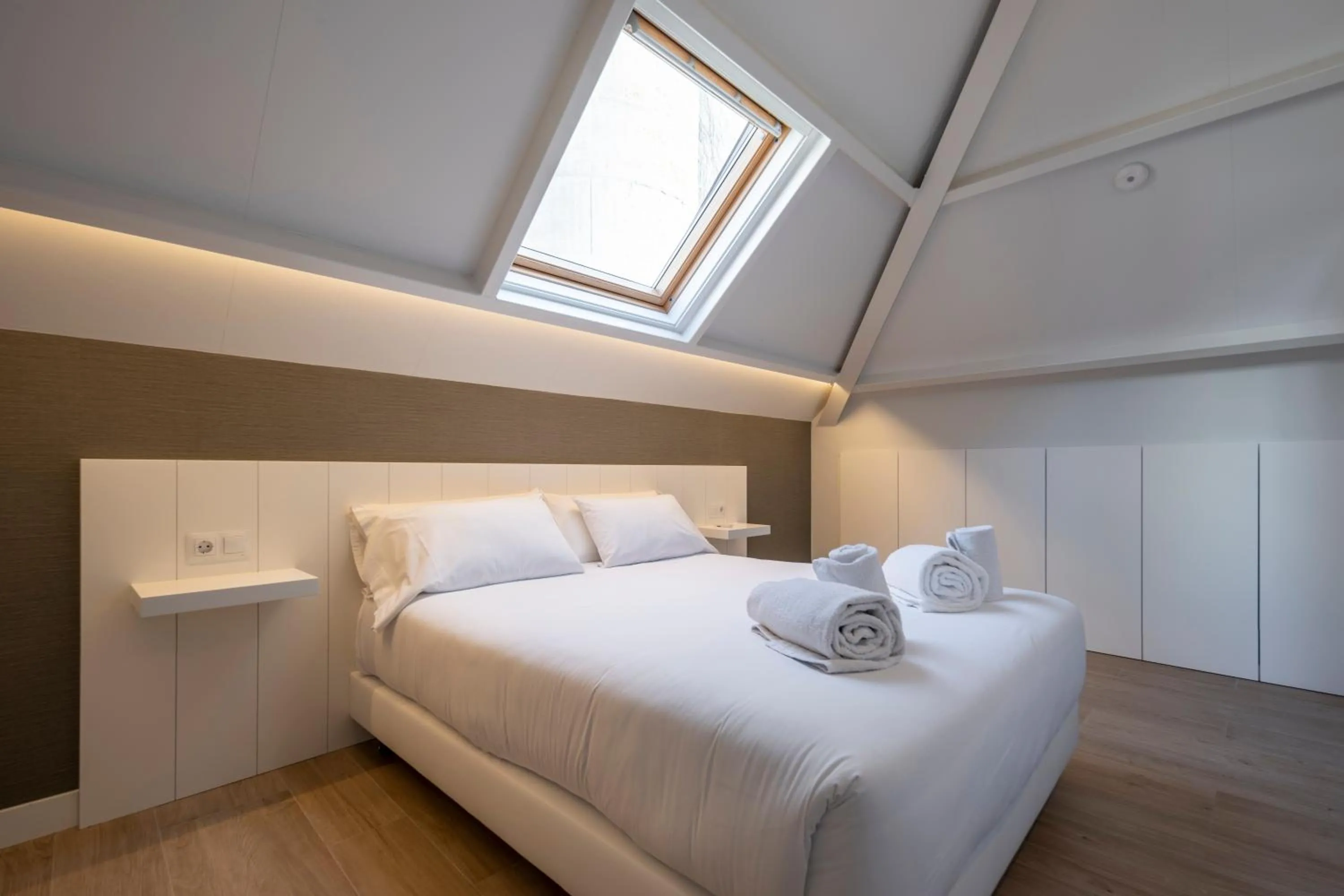 Bed in Bow Homes by Como en Casa