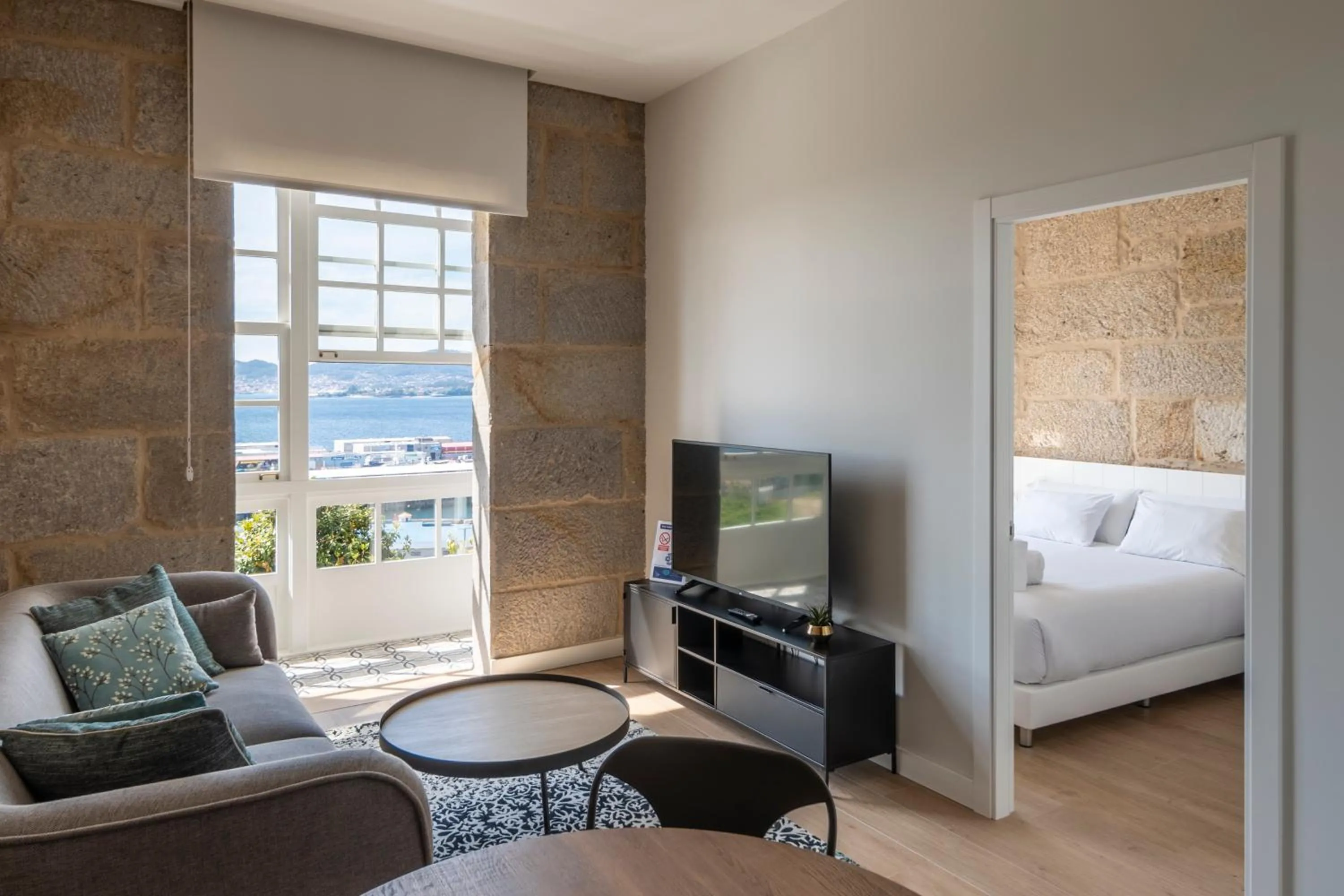 TV and multimedia, Bed in Bow Homes by Como en Casa