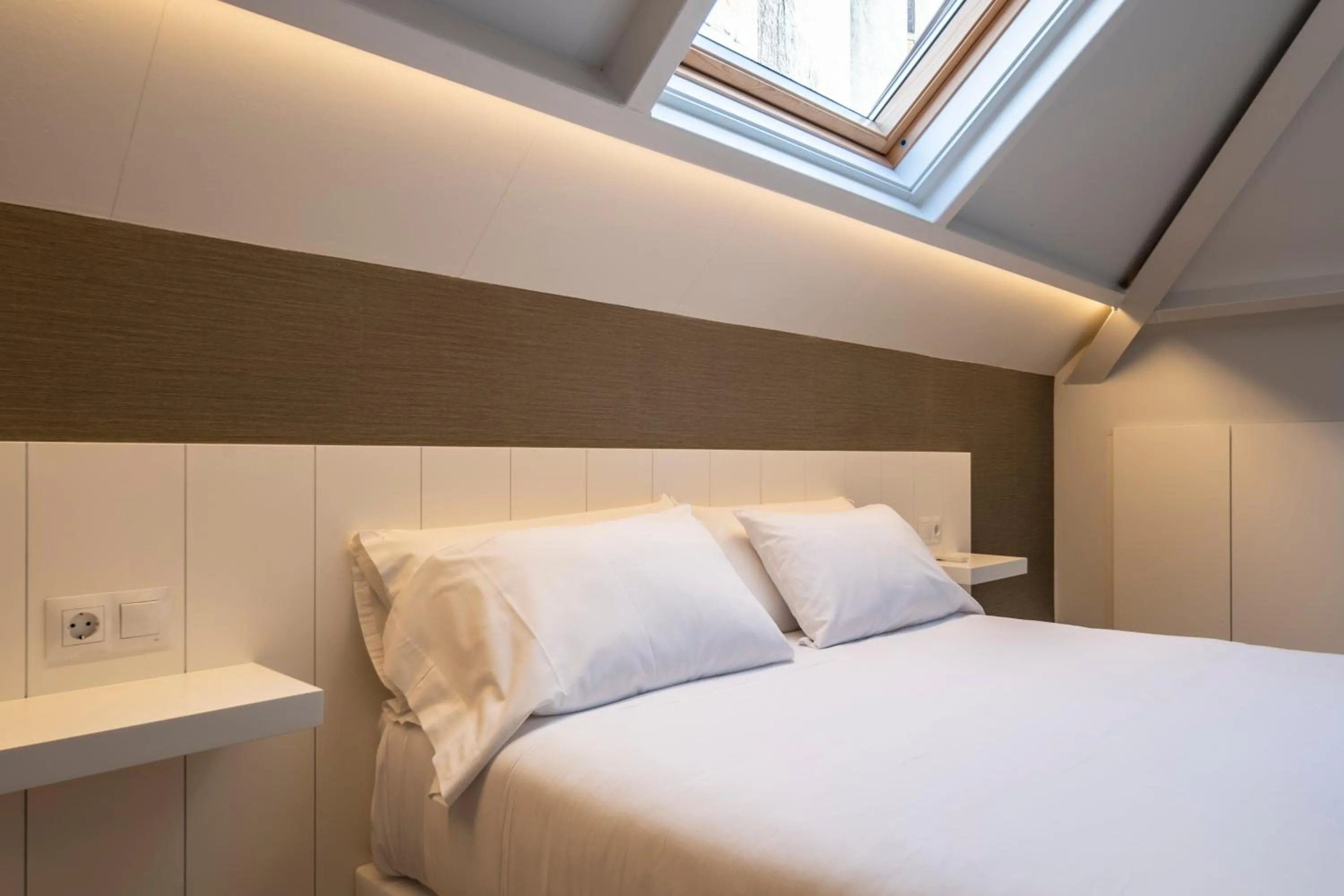 Bed in Bow Homes by Como en Casa
