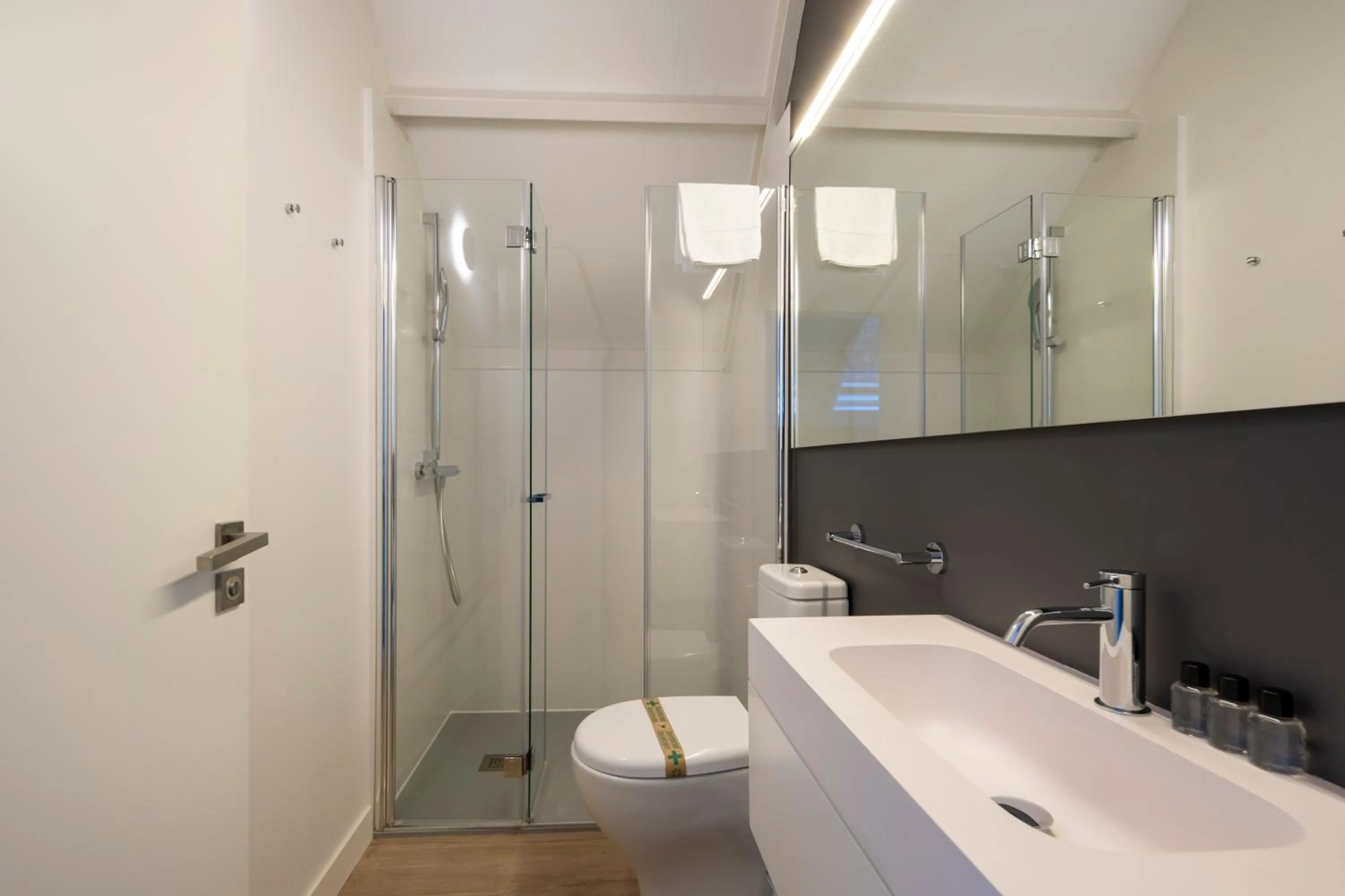 Toilet in Bow Homes by Como en Casa