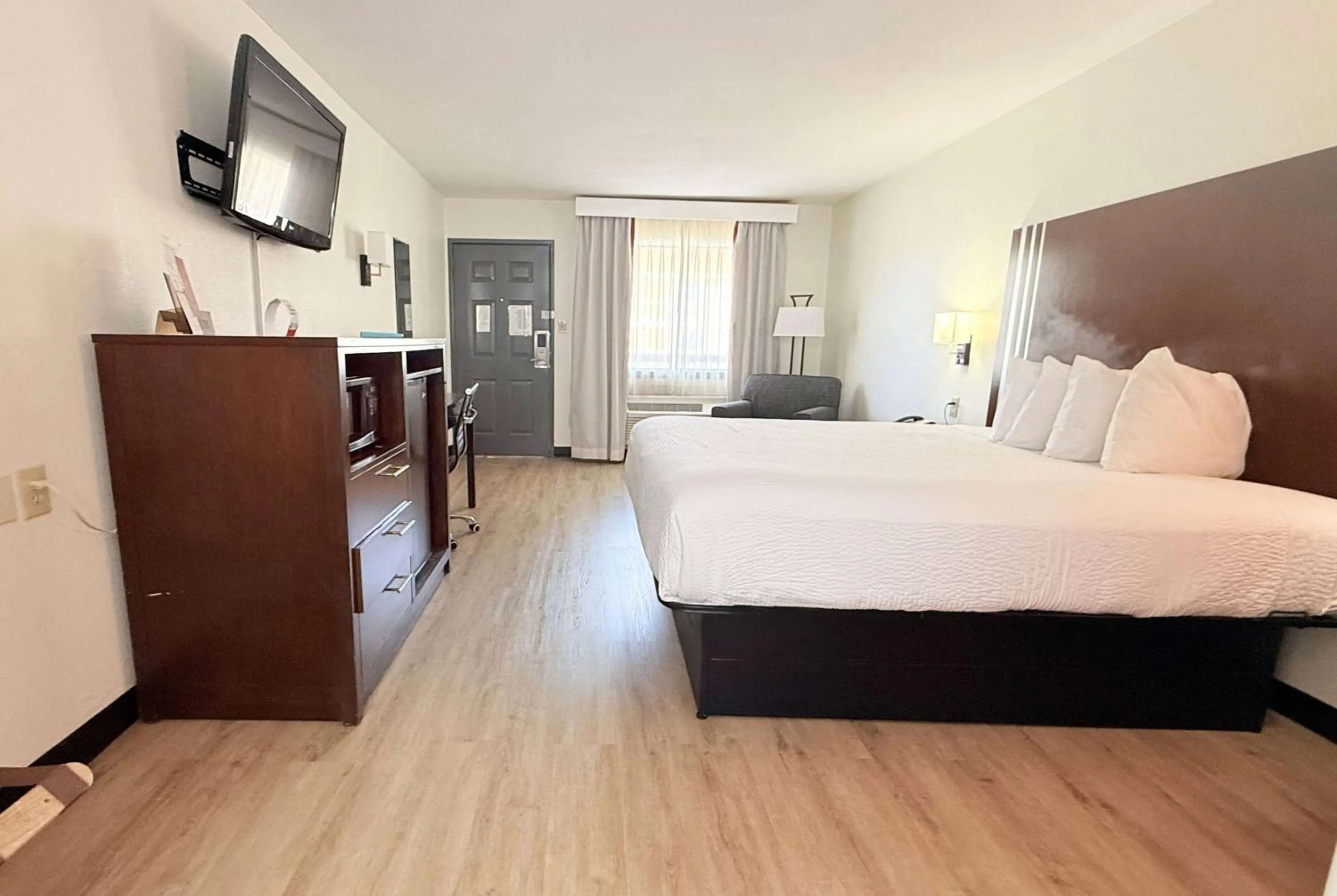 Photo of the whole room, Bed in Ramada by Wyndham San Antonio Near SeaWorld - Lackland AFB