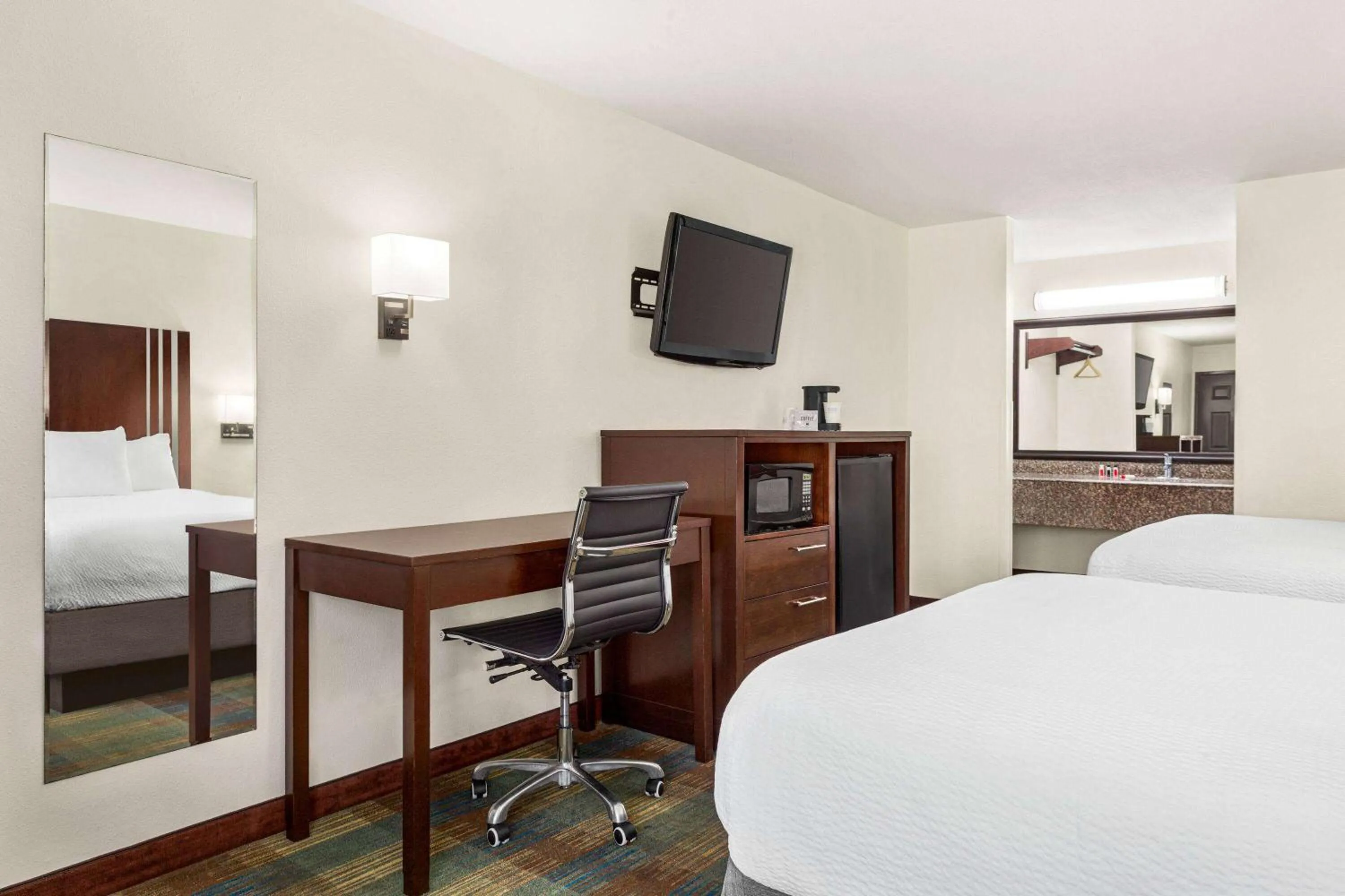 Photo of the whole room, Bed in Ramada by Wyndham San Antonio Near SeaWorld - Lackland AFB