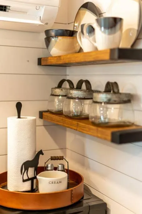 The Stable Tiny Container Home-12 min to Magnolia