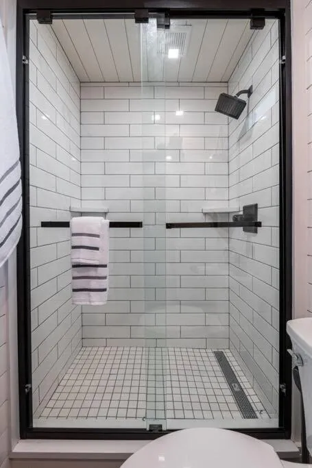 The Stable Tiny Container Home-12 min to Magnolia