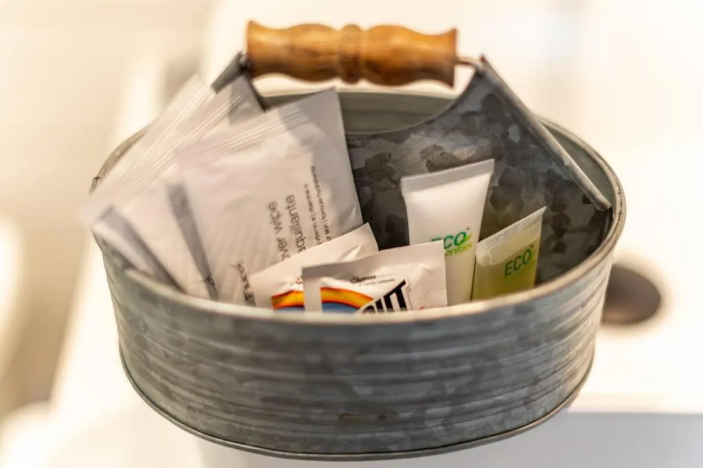 The Stable Tiny Container Home-12 min to Magnolia