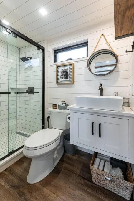 The Stable Tiny Container Home-12 min to Magnolia