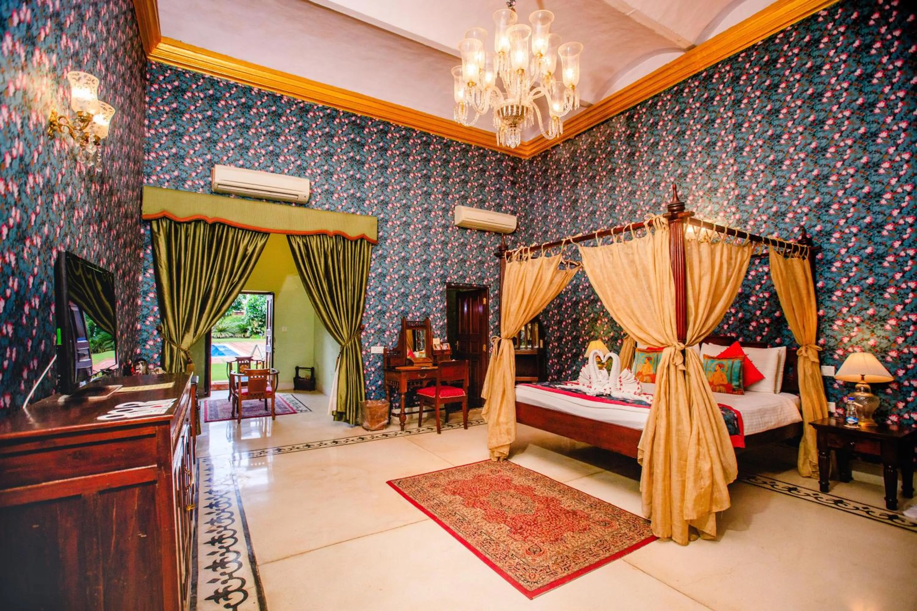 Living room, Bed in The Grand Imperial - Heritage Hotel