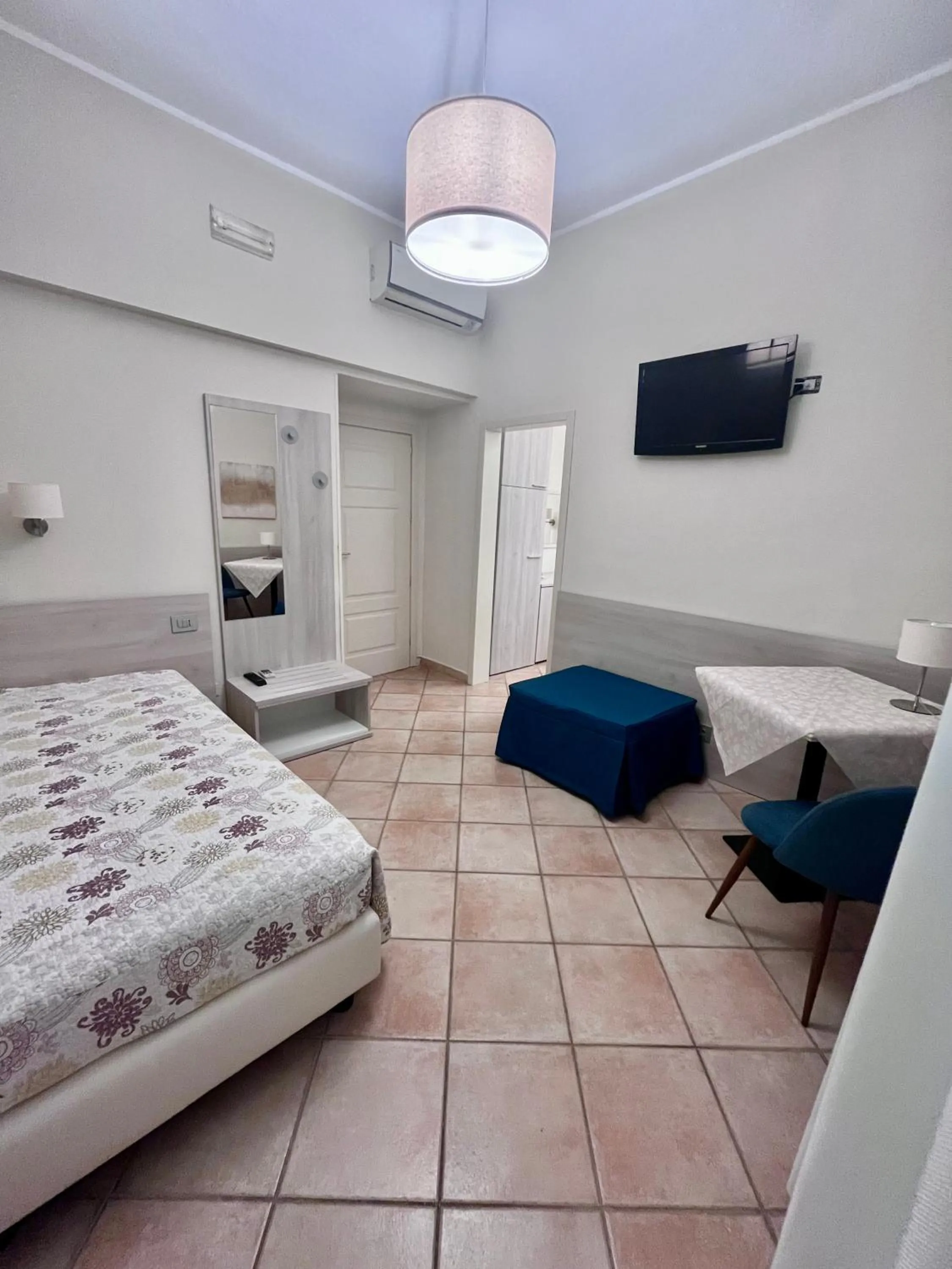 Seating area, Bed in Albergo Africa