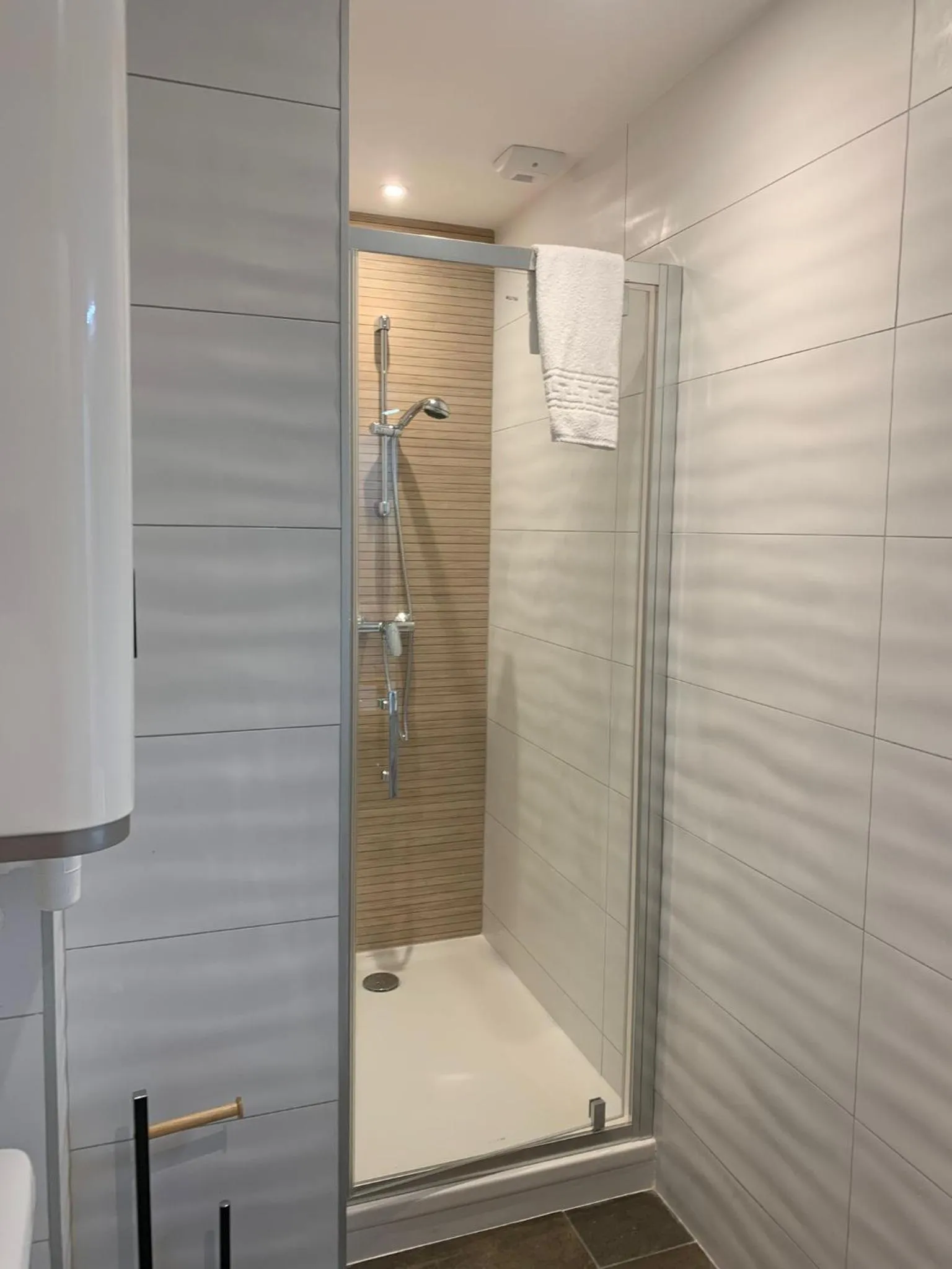 Shower in Hôtel Des Docks