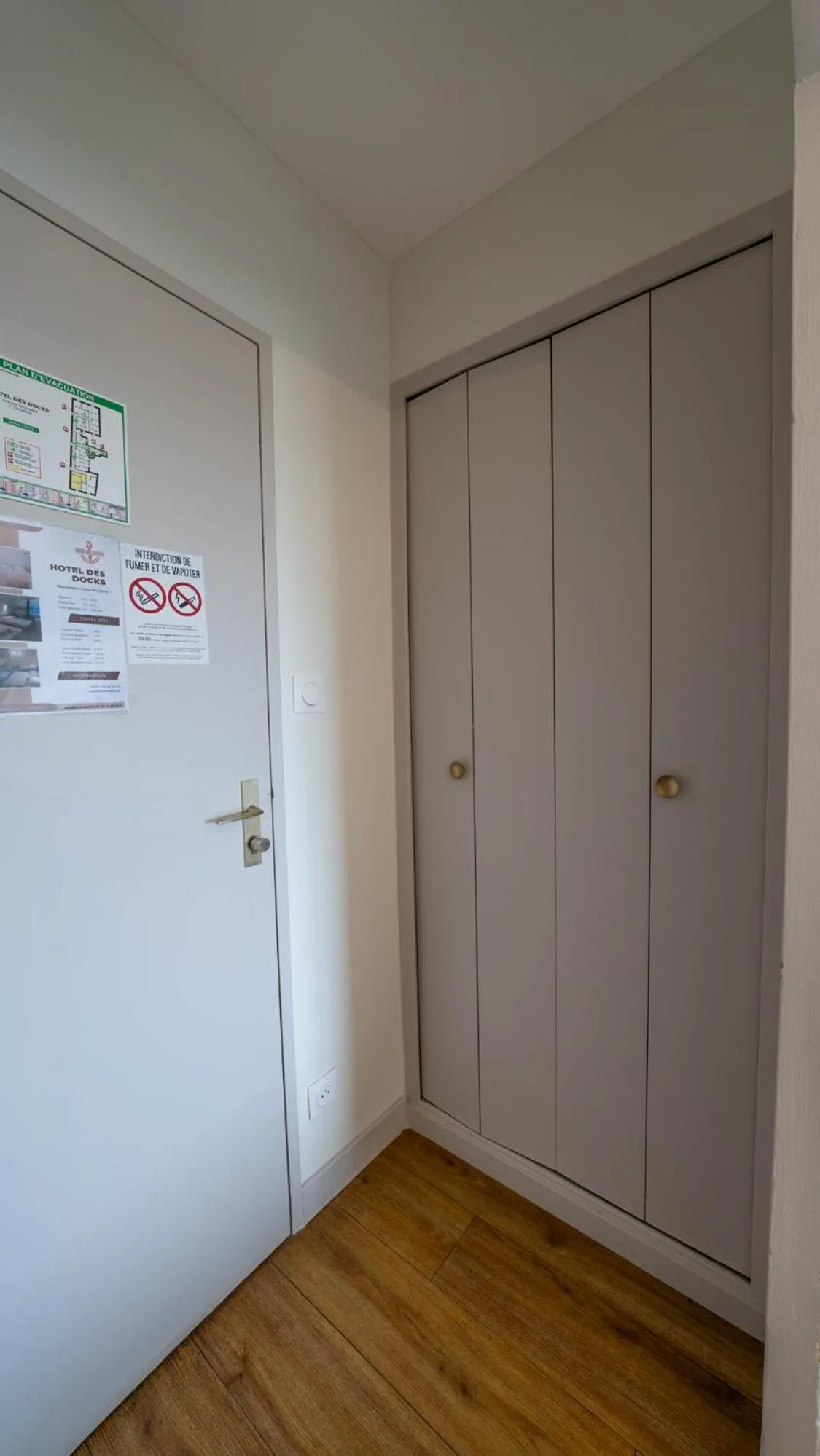 wardrobe in Hôtel Des Docks