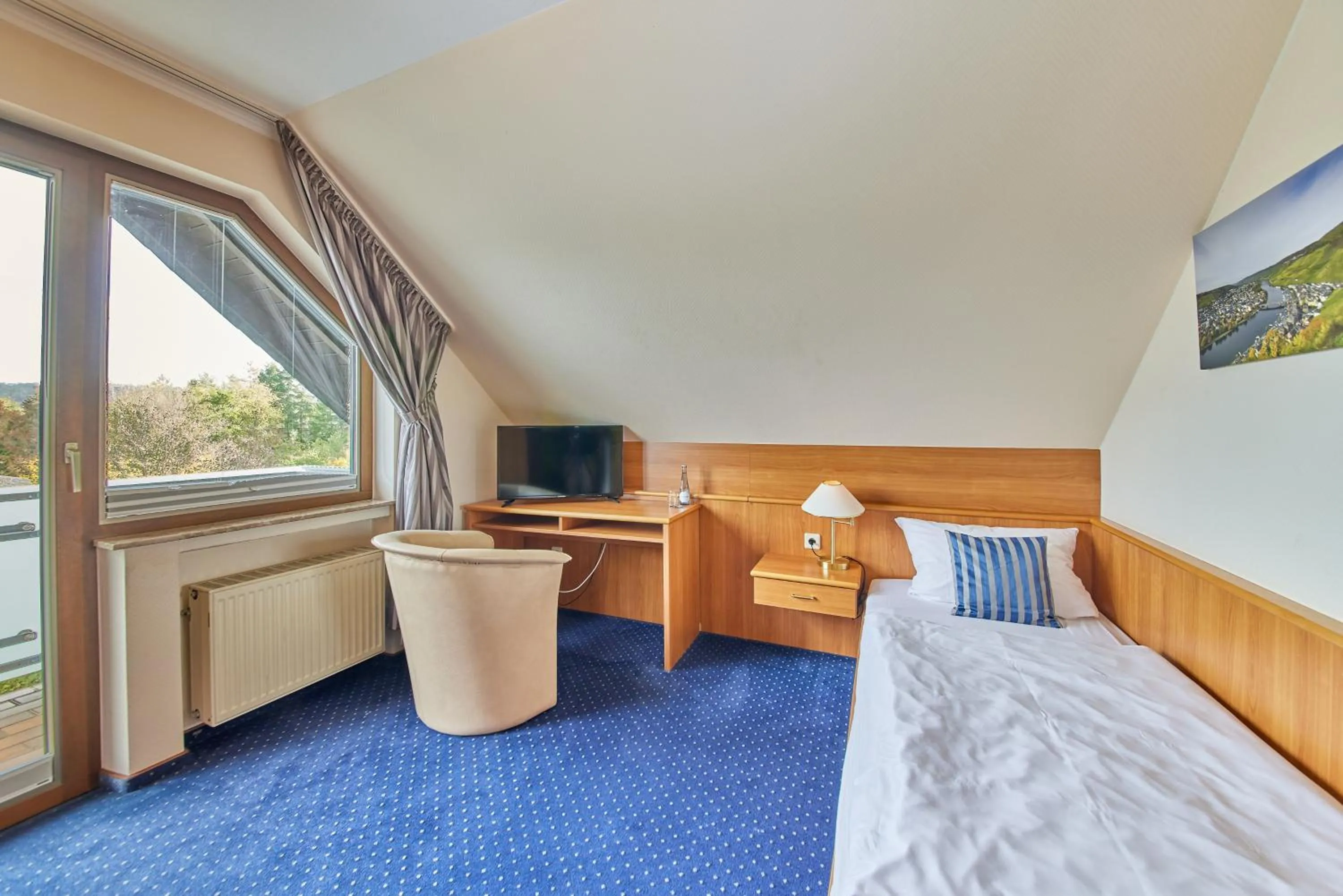 Photo of the whole room, Bed in Hotel Café Ernst