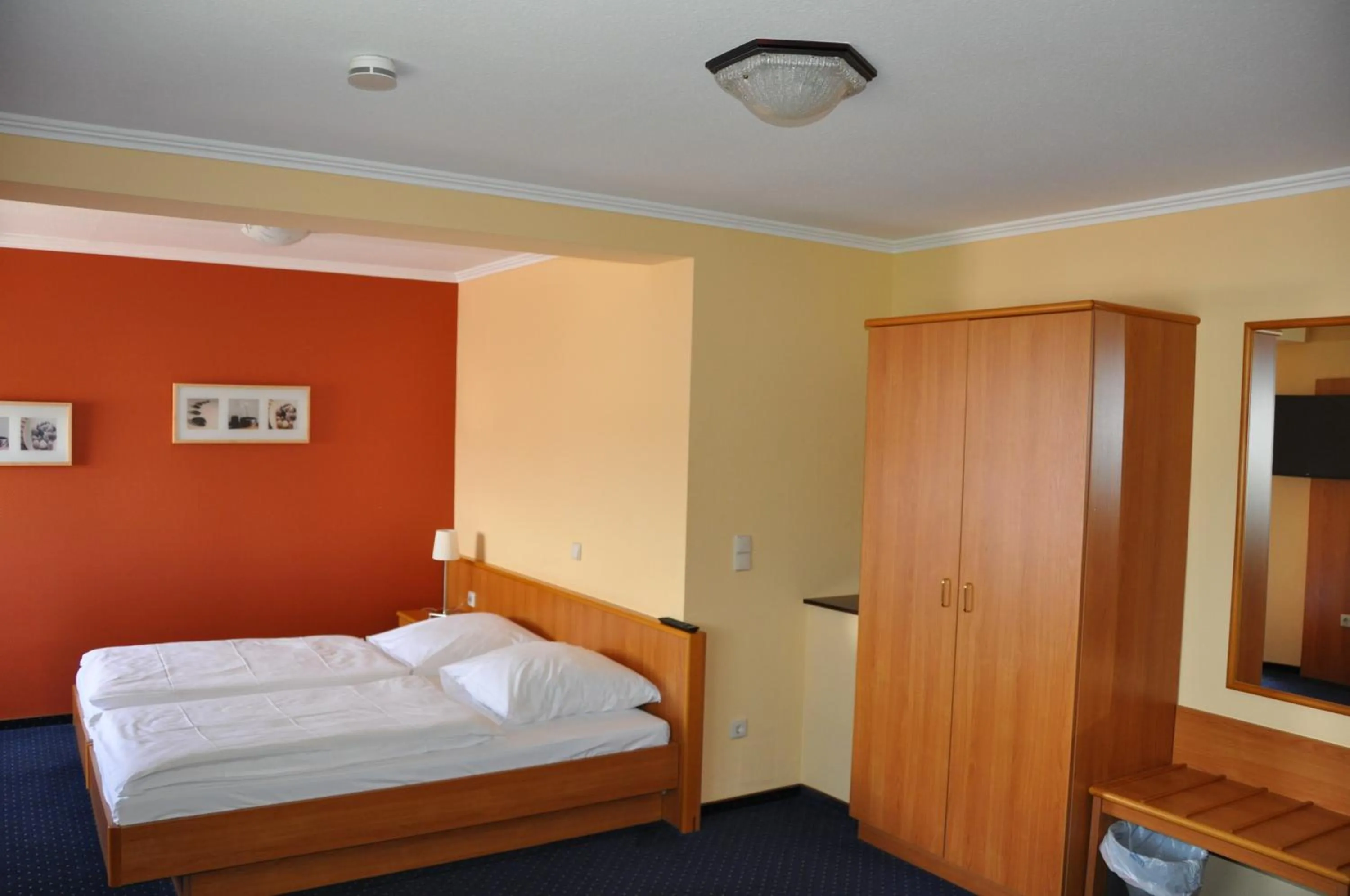 Bedroom, Bed in Hotel Café Ernst