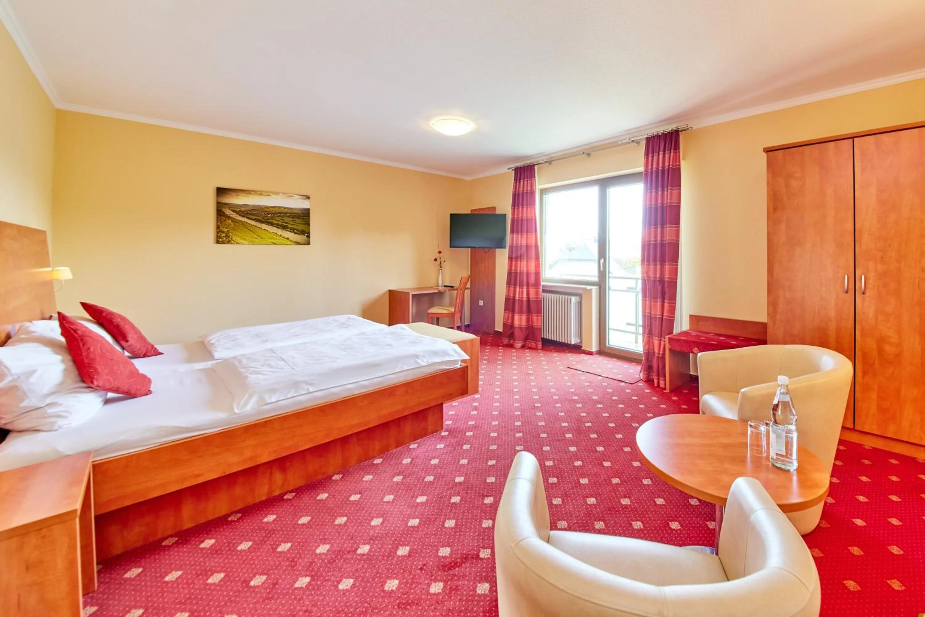 Photo of the whole room, Bed in Hotel Café Ernst