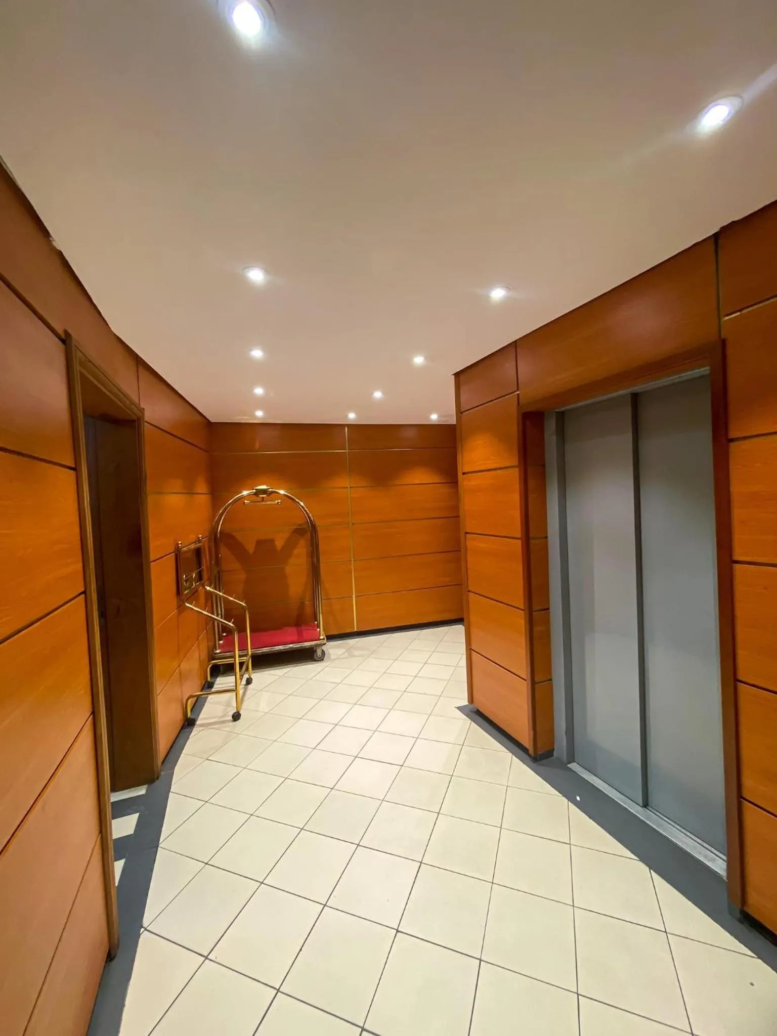 elevator in Hotel Vallée Des Princes