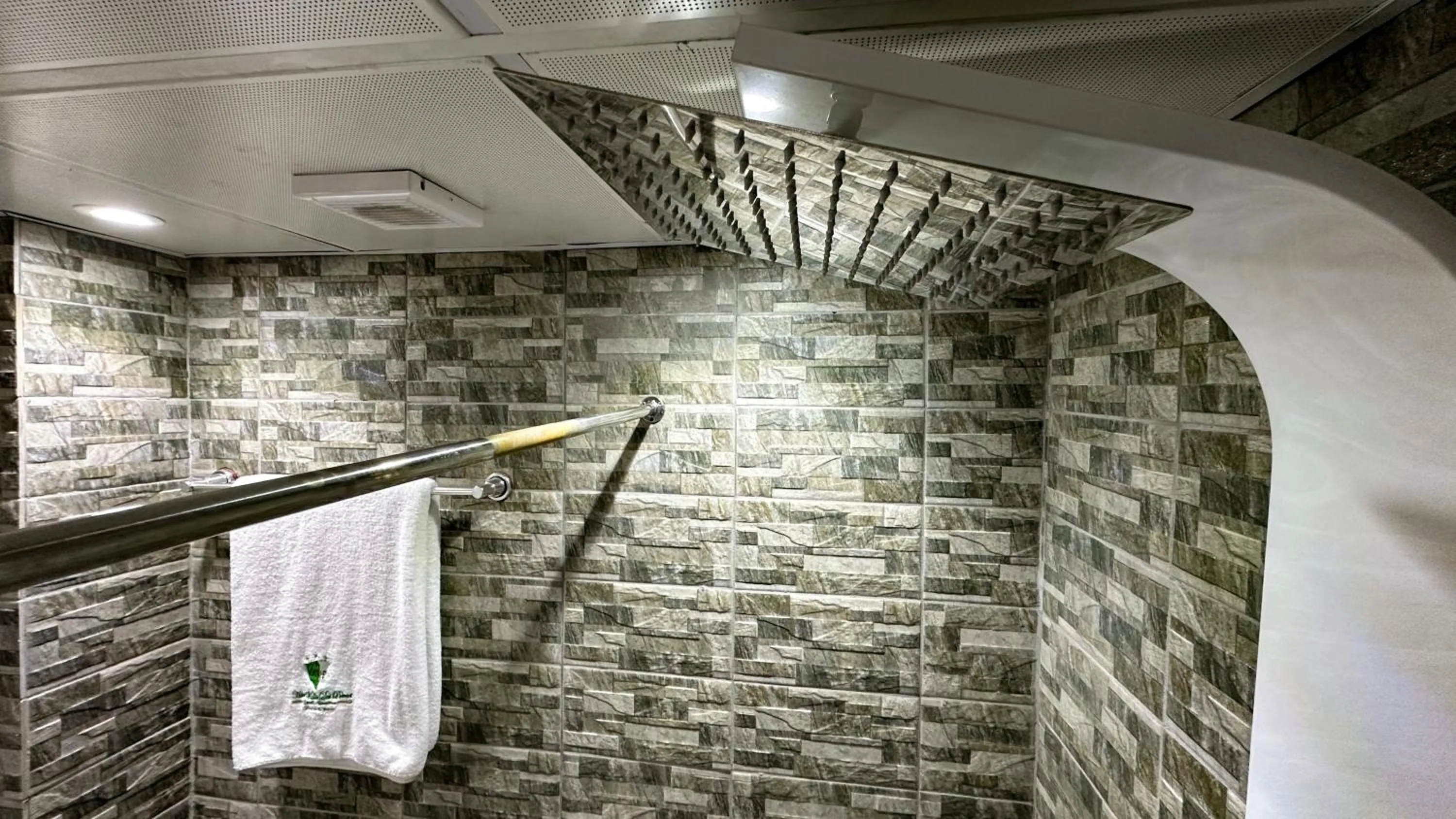 Shower in Hotel Vallée Des Princes