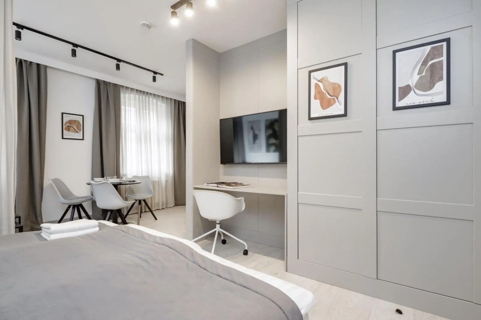 TV and multimedia, Bed in Apartamenty L11, Limanowskiego