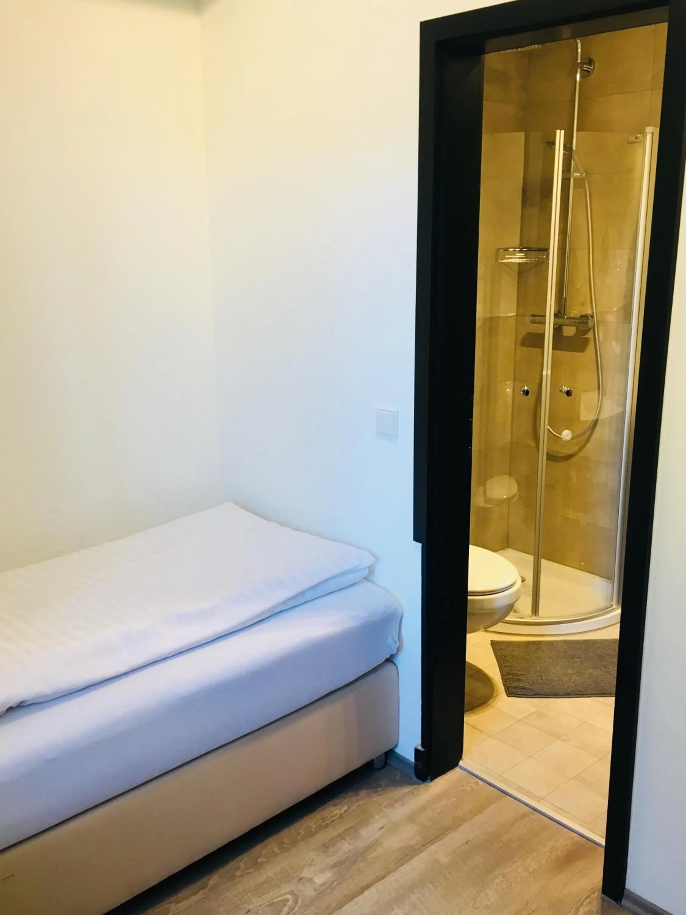 Bathroom, Bed in Hotel Gut Grossrotter Hof (ehem. Hotel Schmitte)
