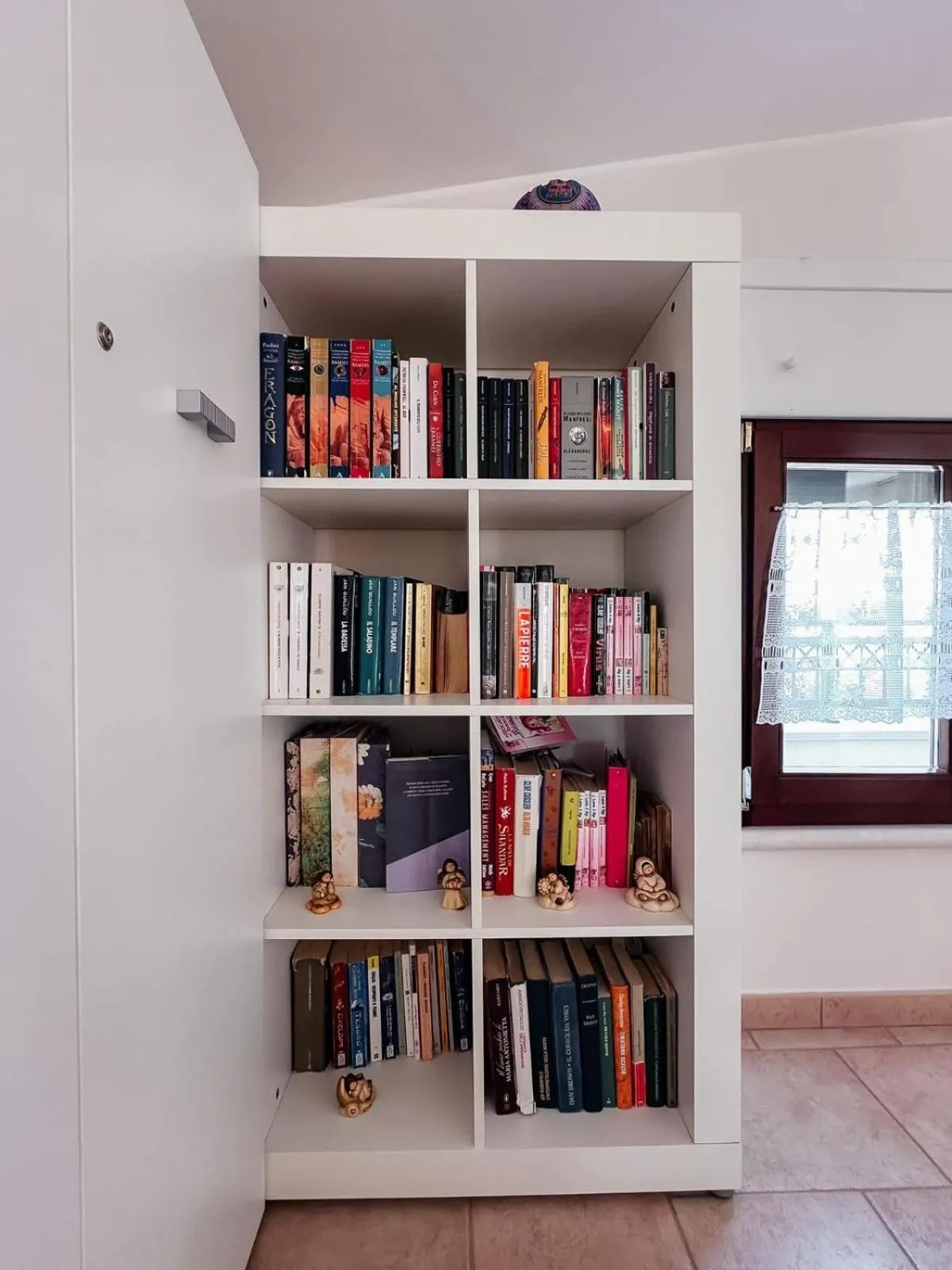 Library in Villa Mariella