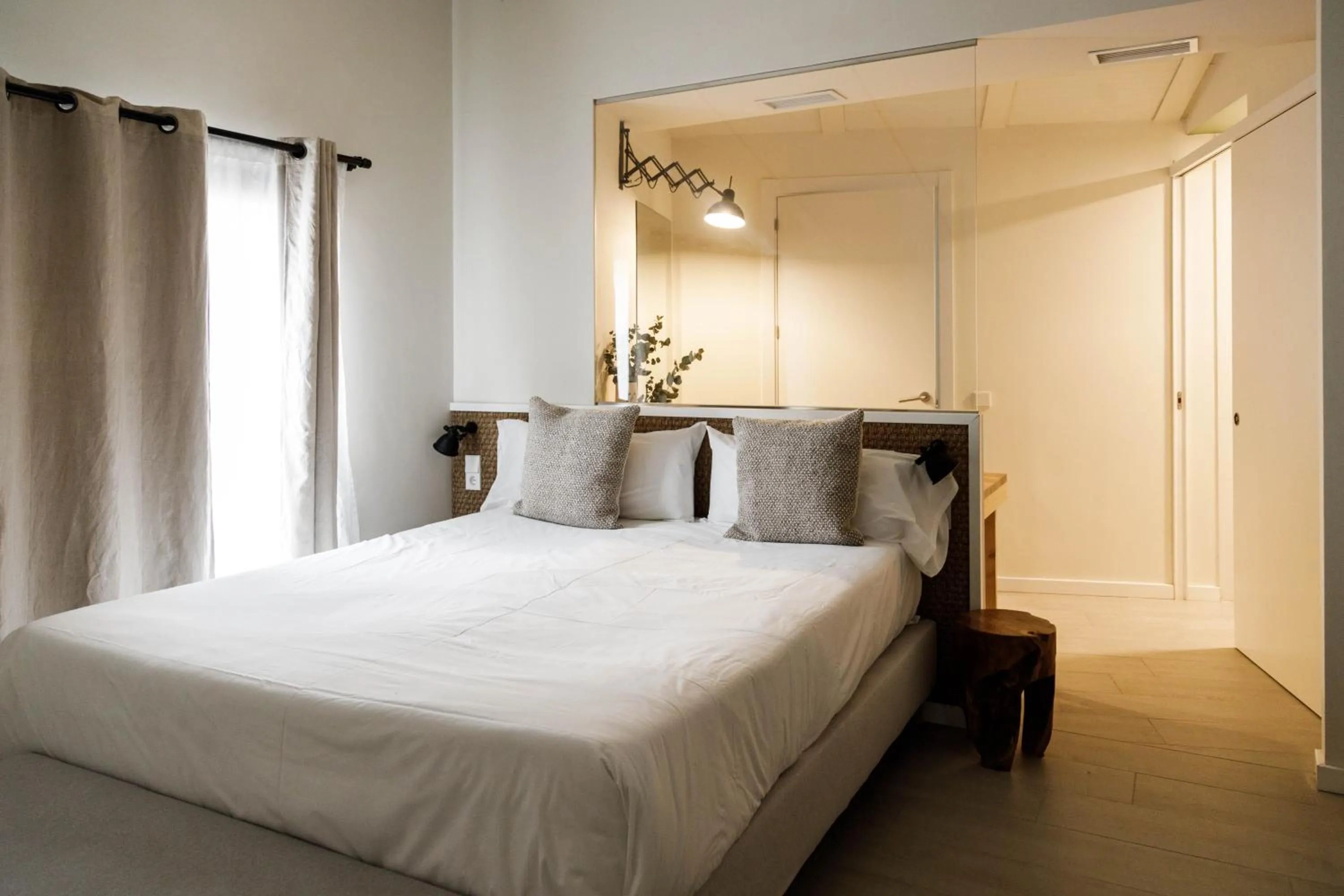 Bedroom, Bed in La Comuna by Bon Dia Residences