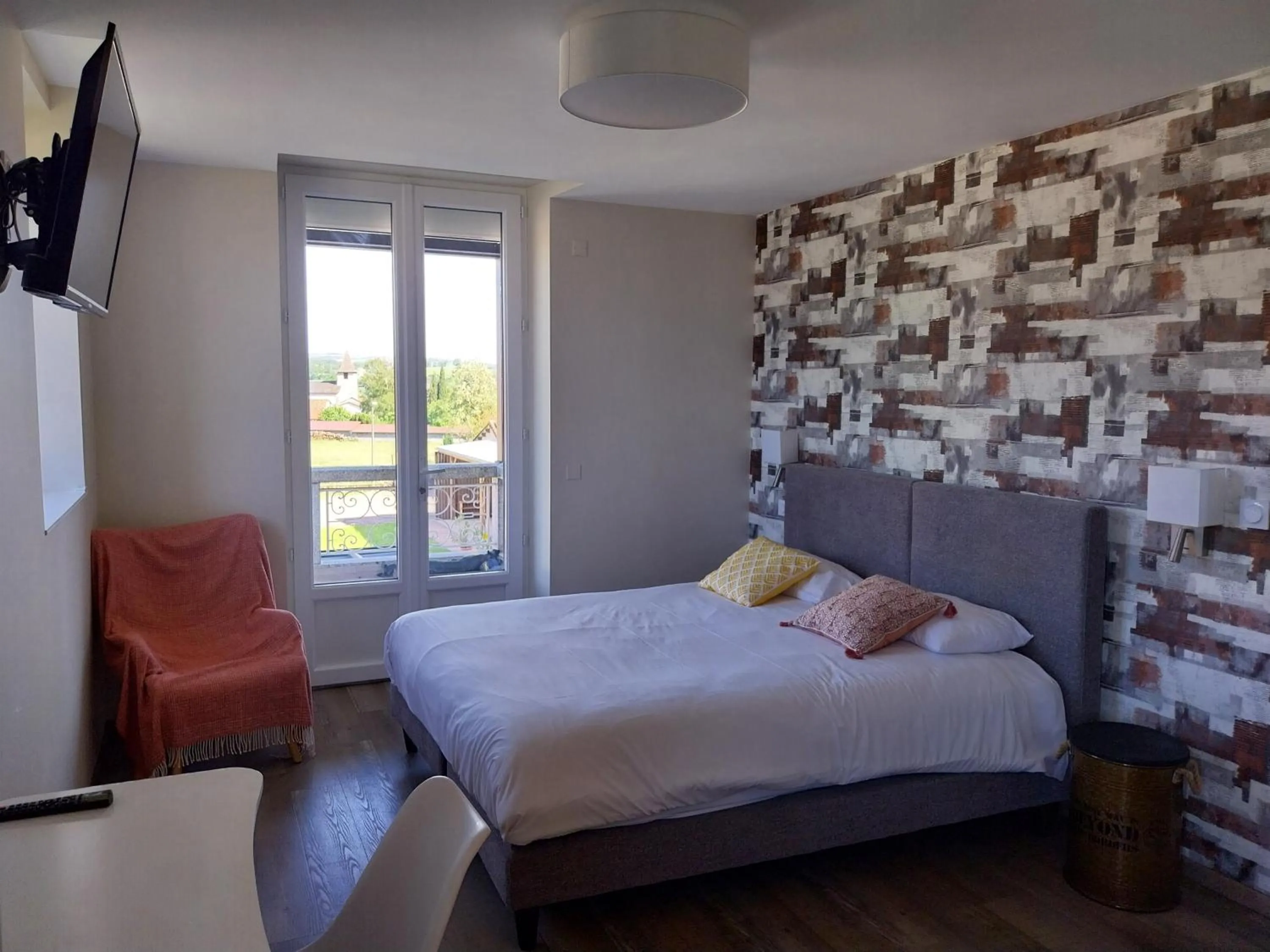 Double Room with Garden View in Logis Hôtel Restaurant Cruzel