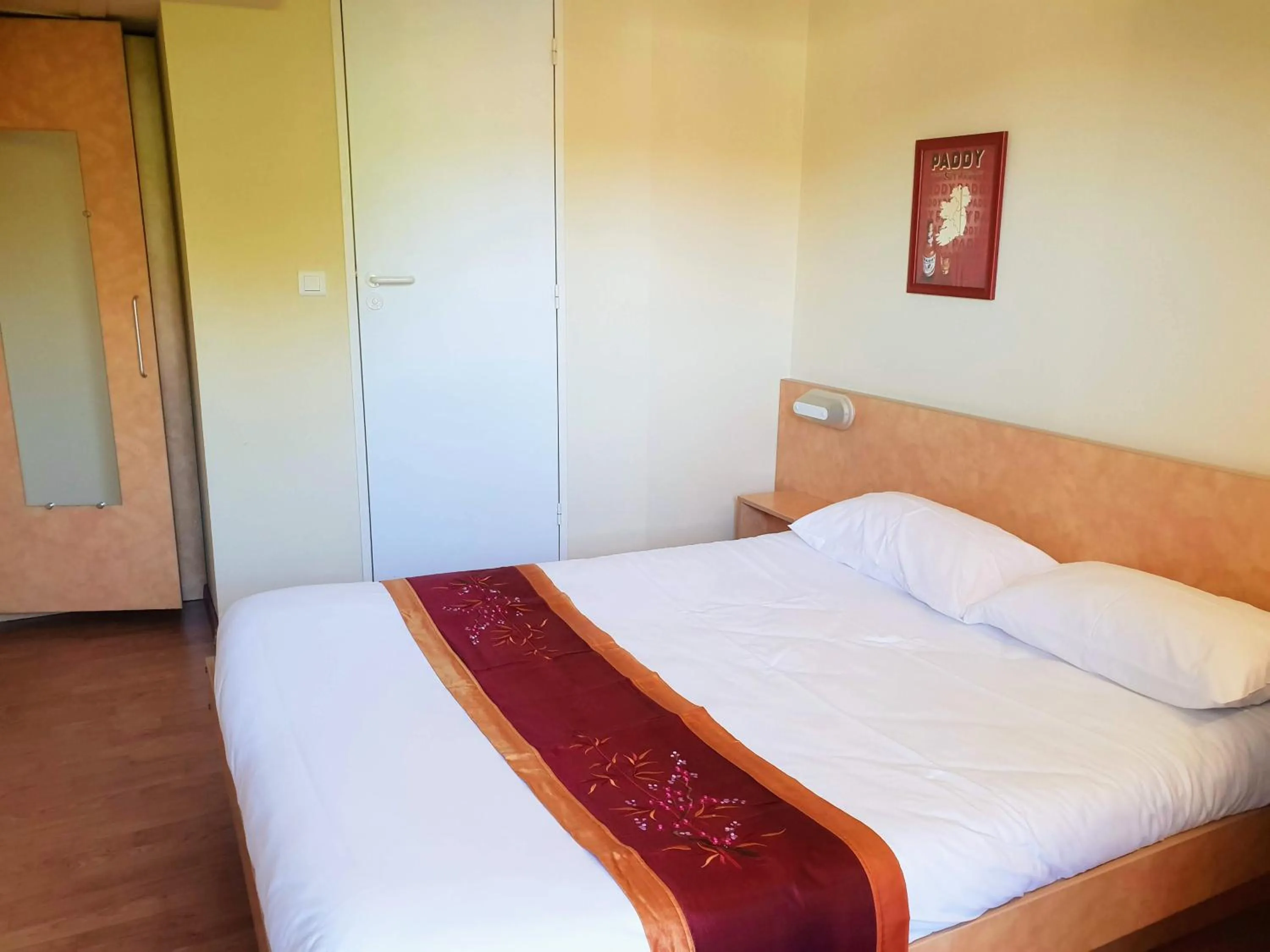 Double Room in Logis Hôtel Restaurant Cruzel