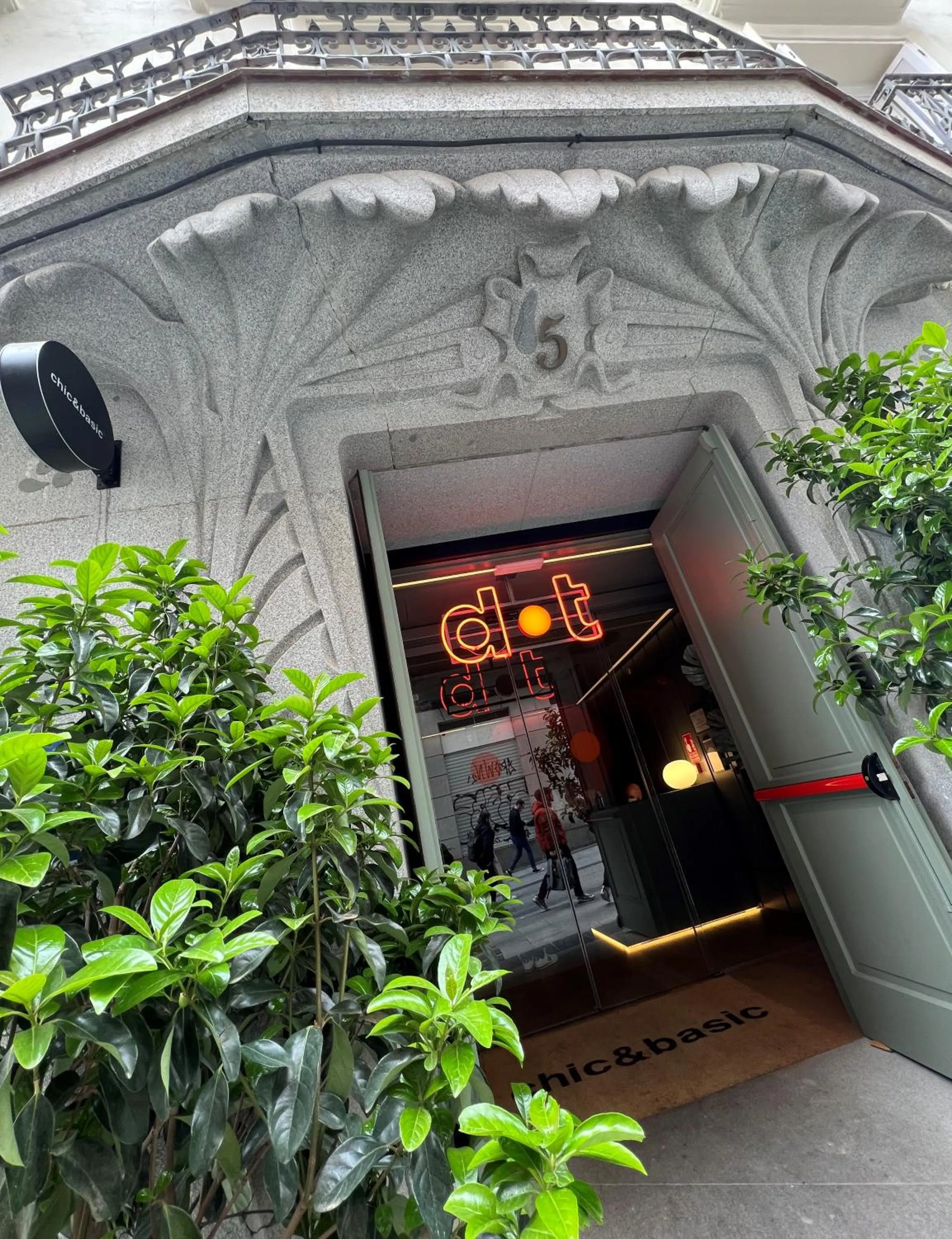 Facade/entrance in Chic & Basic dot