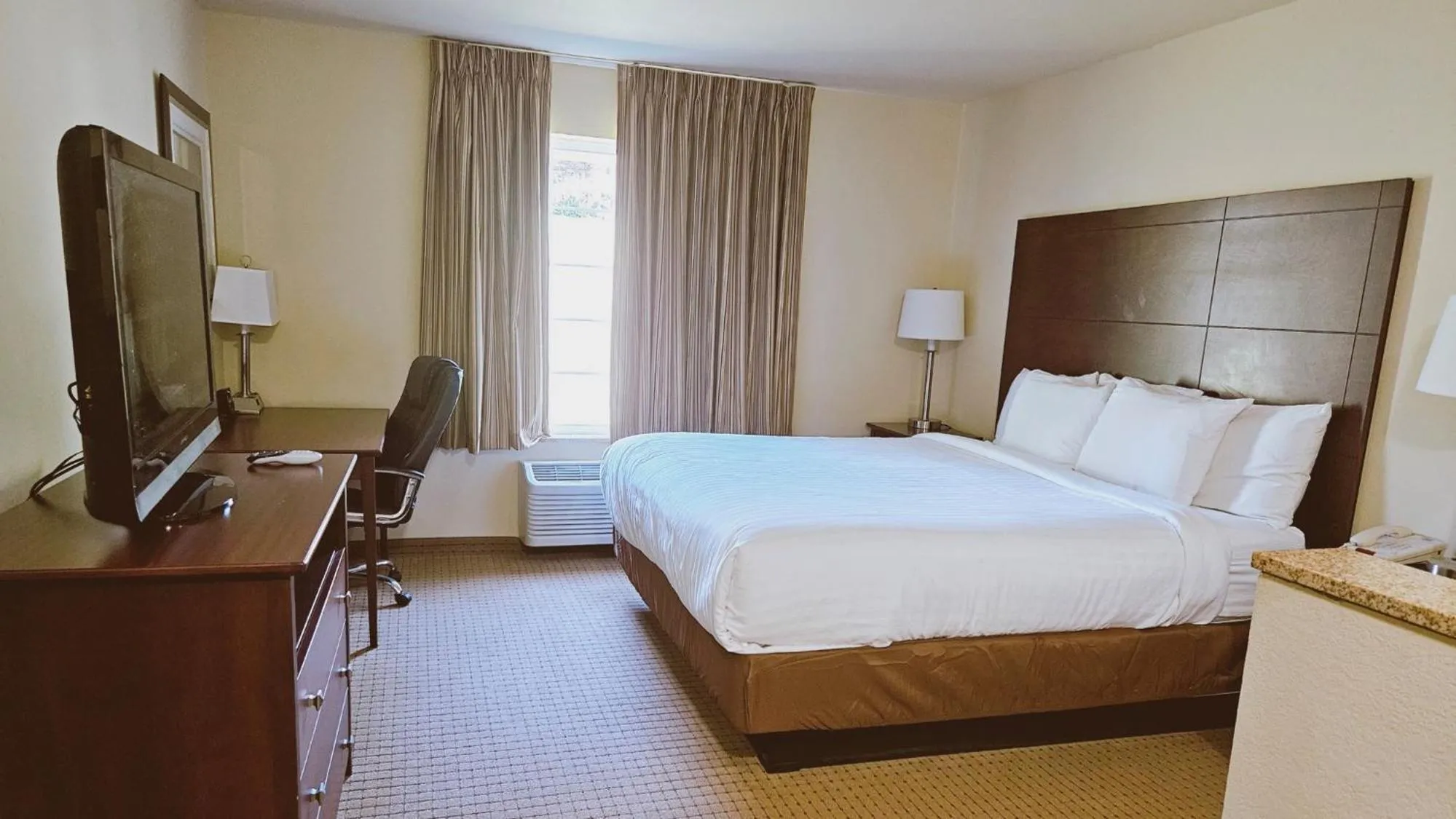 Bed in Cobblestone Inn & Suites - Bloomfield