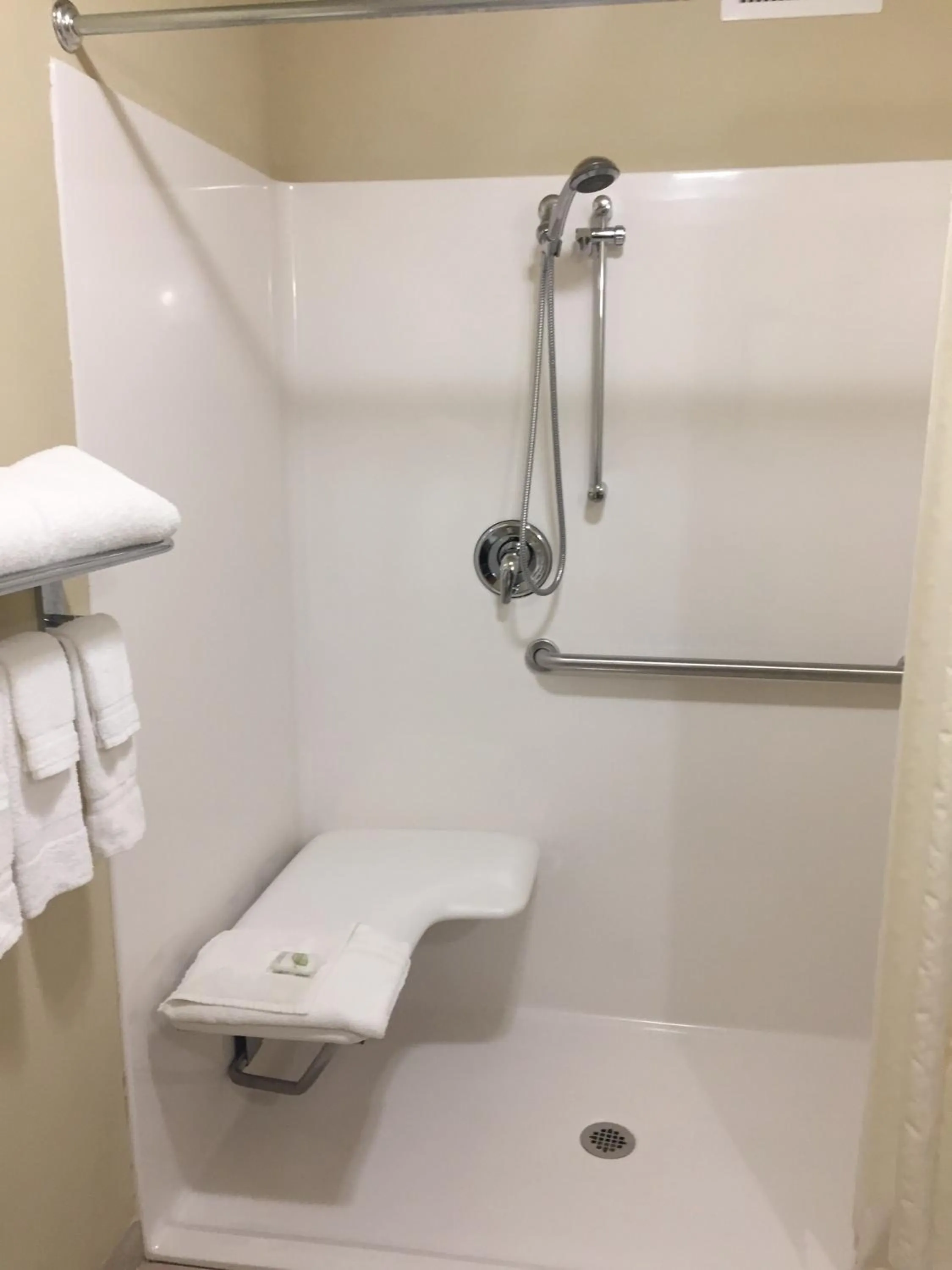 Shower in Cobblestone Inn & Suites - Bloomfield