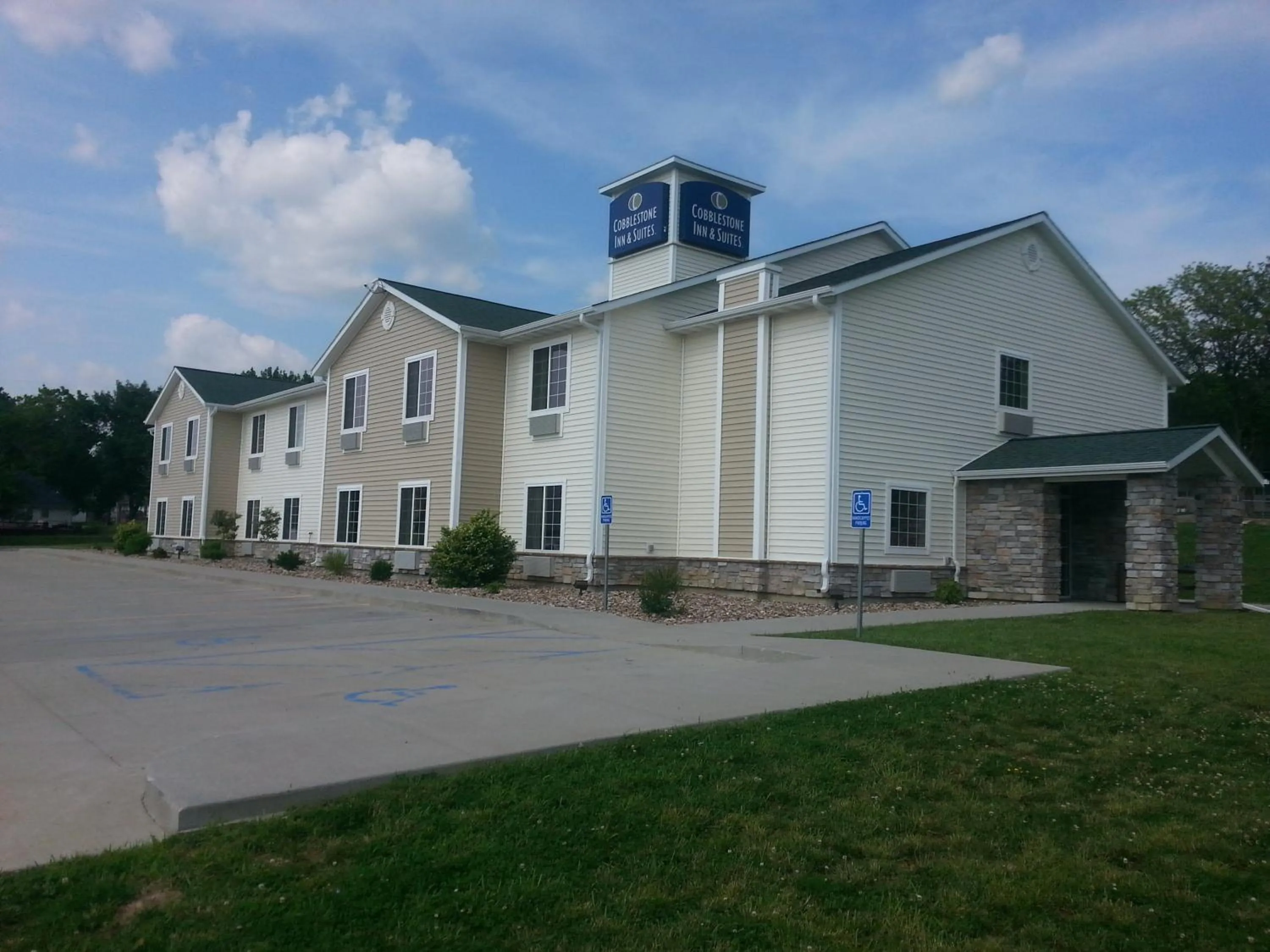 Facade/entrance in Cobblestone Inn & Suites - Bloomfield