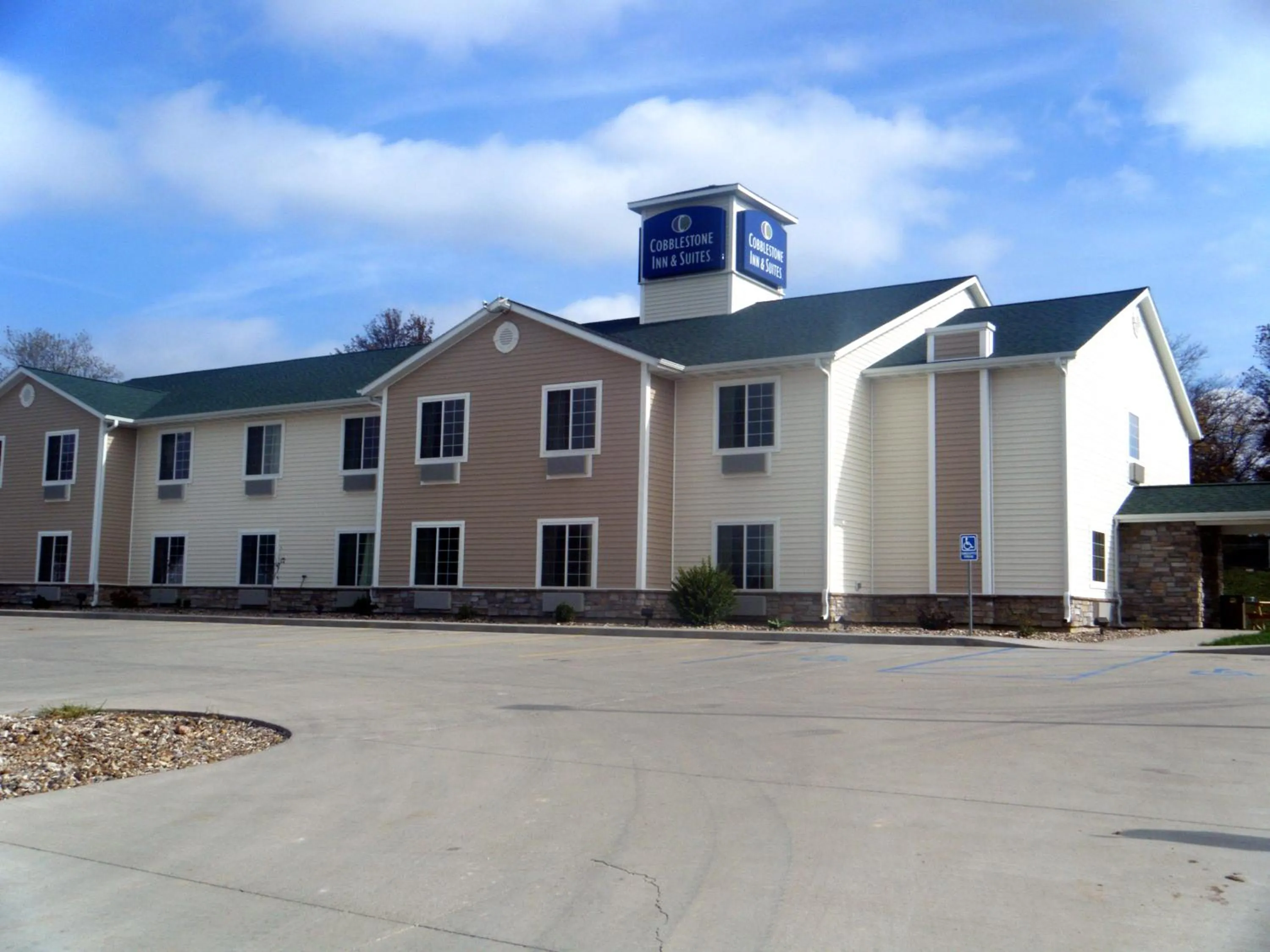 Property building in Cobblestone Inn & Suites - Bloomfield