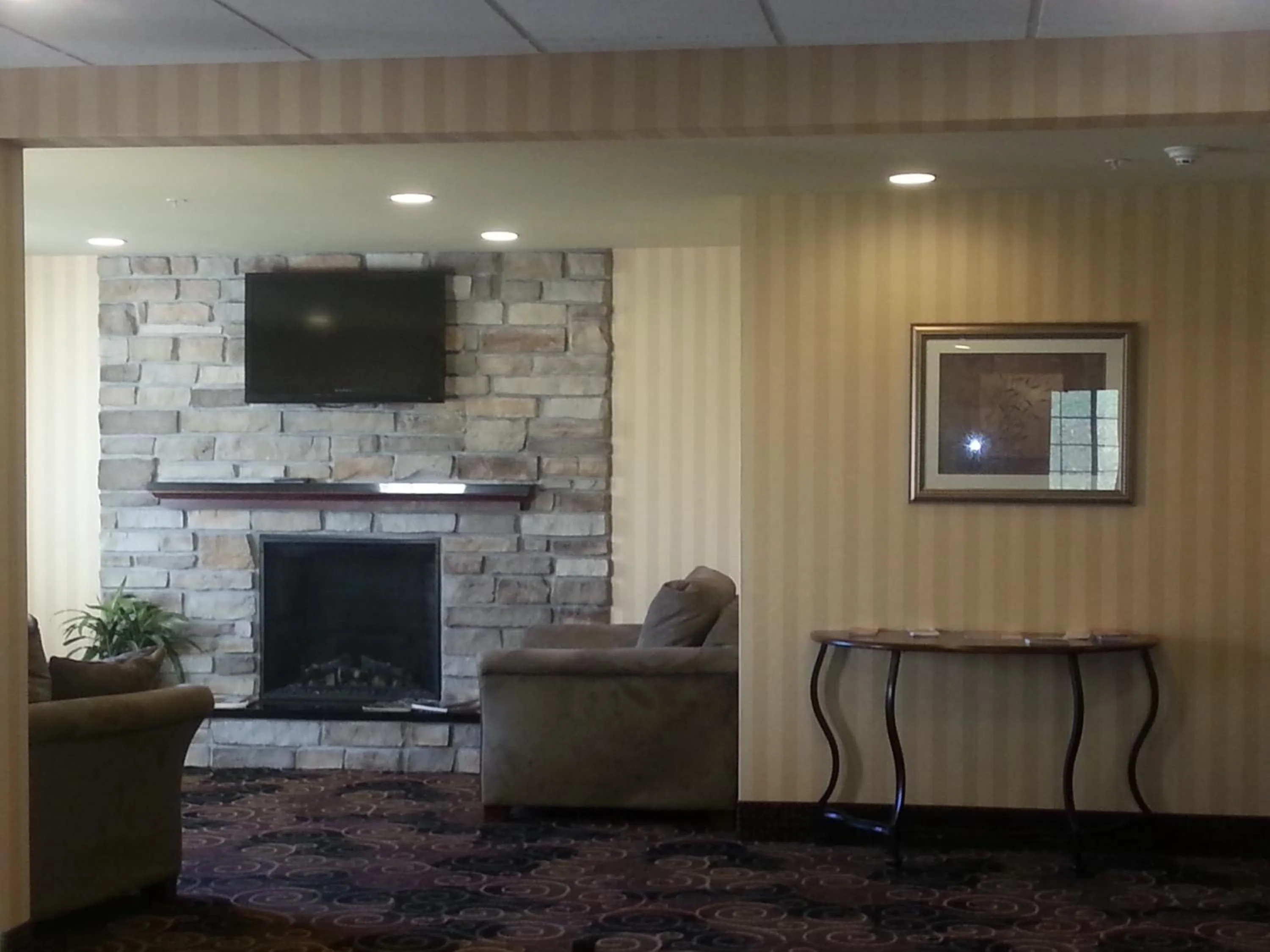 Communal lounge/ TV room in Cobblestone Inn & Suites - Bloomfield