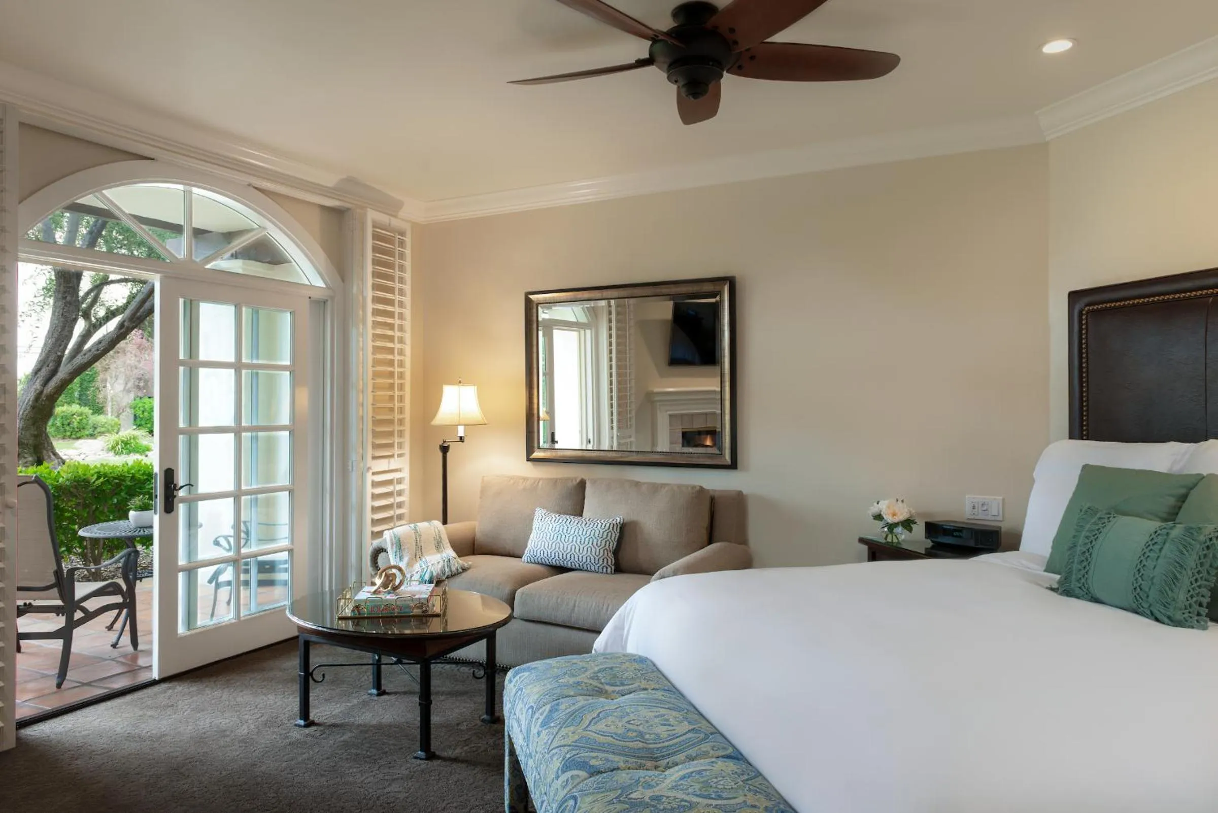 Bed in Westlake Village Inn