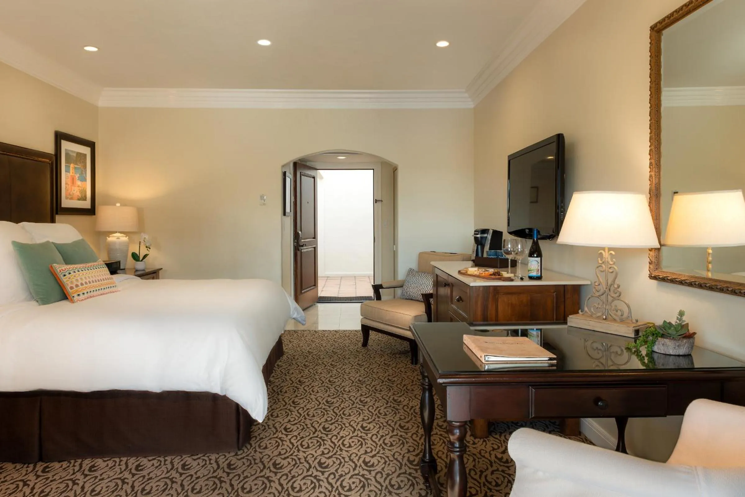 Photo of the whole room, Bed in Westlake Village Inn