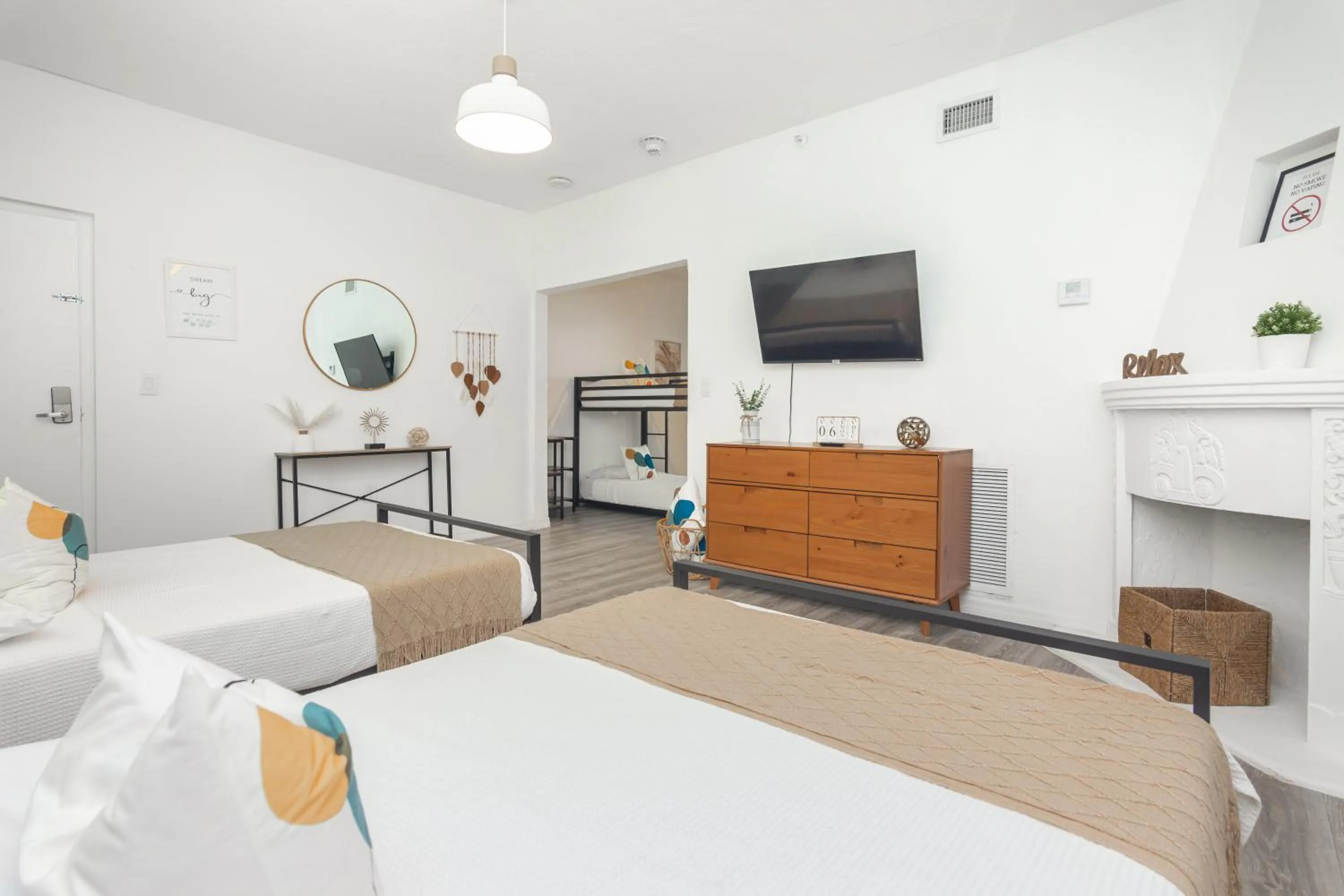 Bedroom, Bed in West Deco