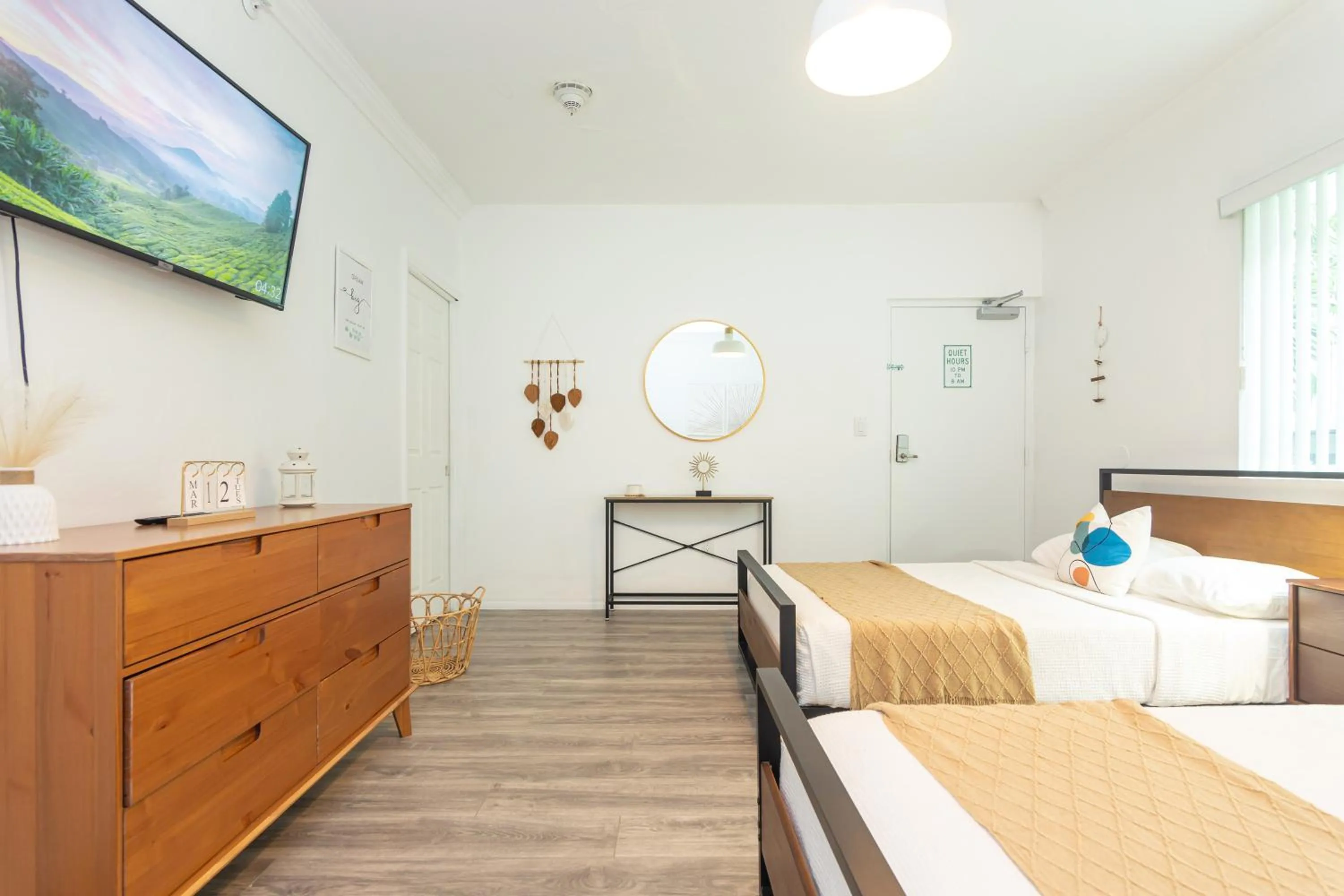 Bedroom, Bed in West Deco