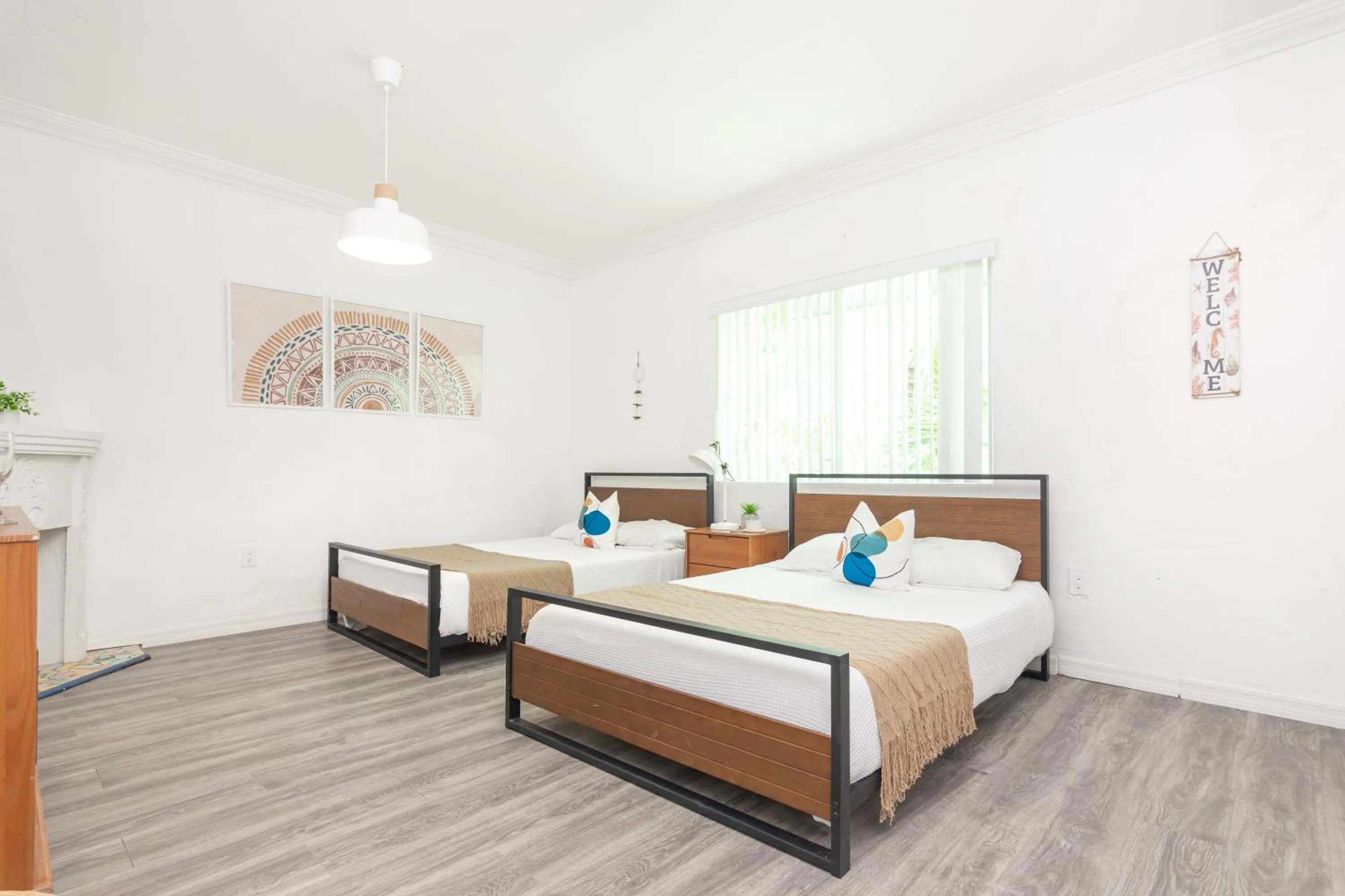 Bedroom, Bed in West Deco