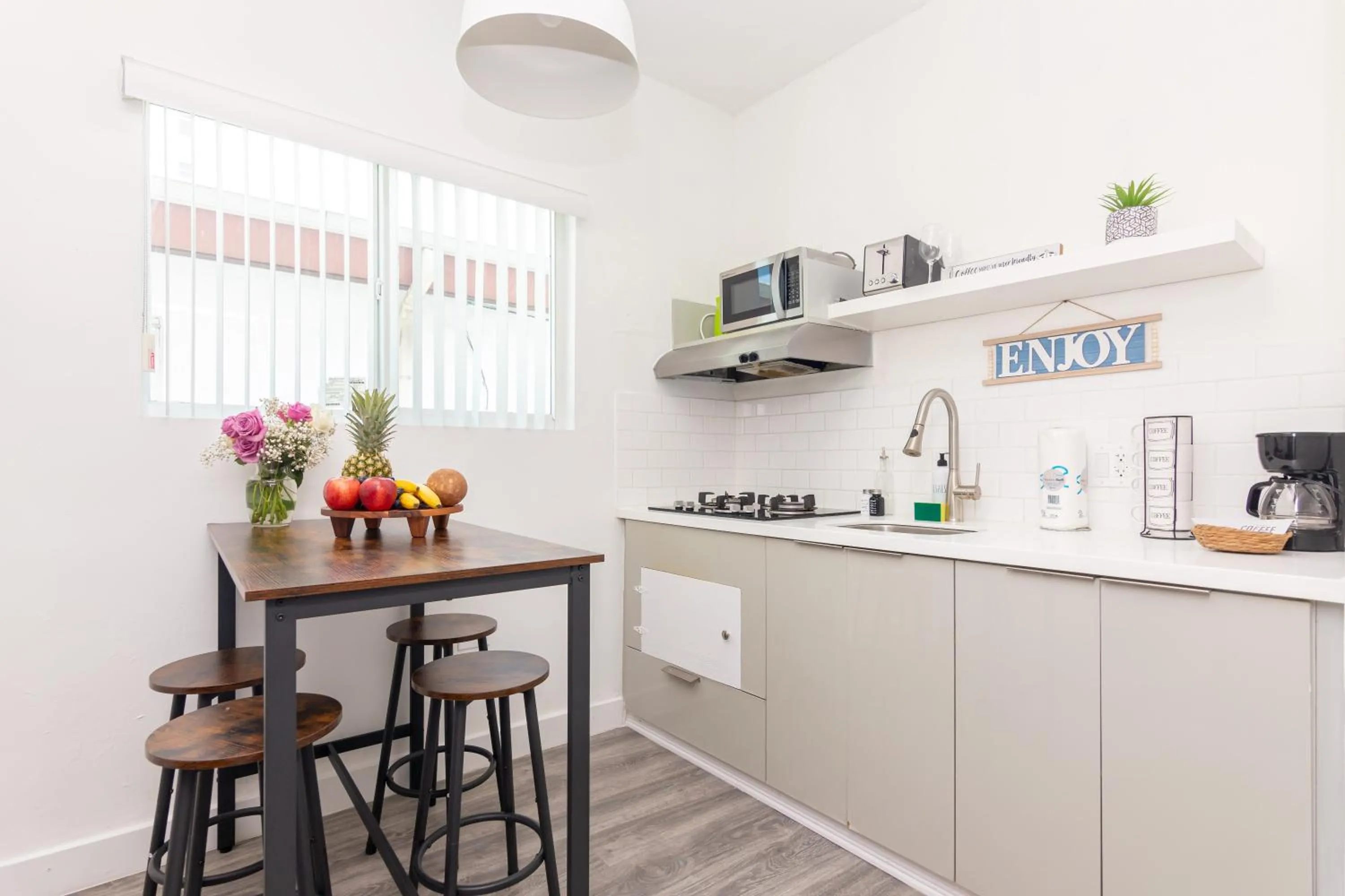 Kitchen or kitchenette in West Deco