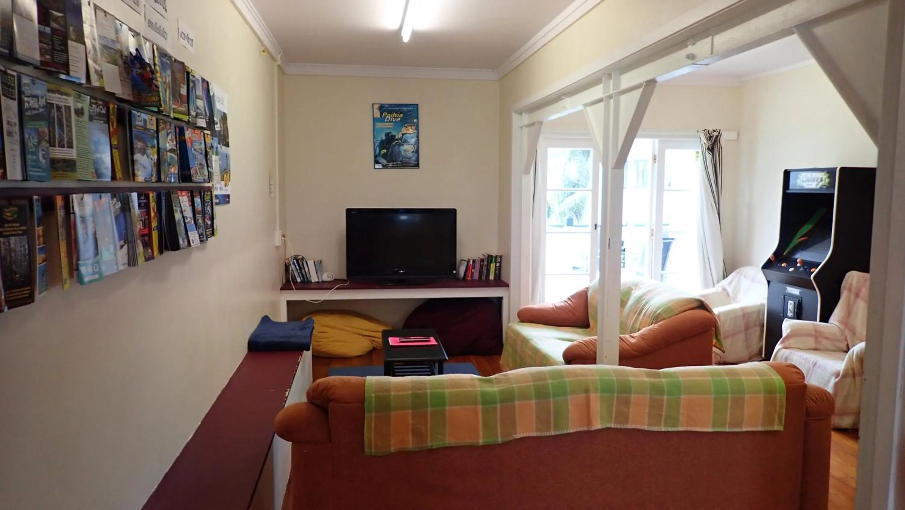 Communal lounge/ TV room in Centabay Lodge and Backpackers